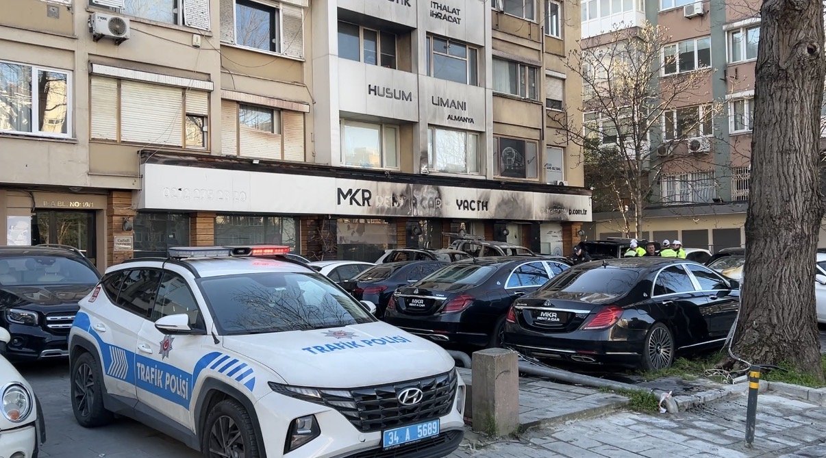 Beşiktaş'ta oto galerinin kundaklandığı sahibinin villasının kurşunlandığı anlar kamerada