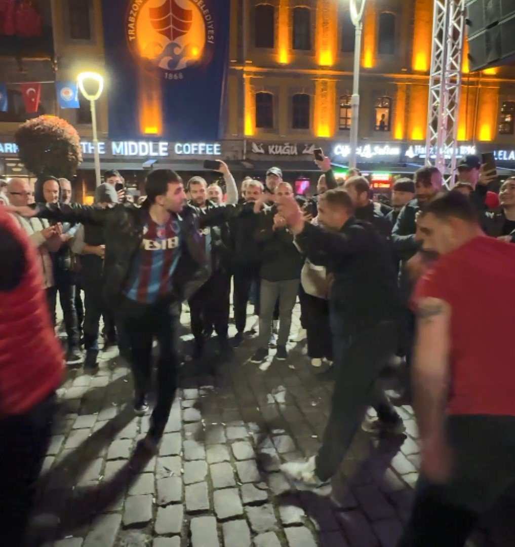 'Bizim Çocuklar'ın başarısı Trabzon'da horon ve kolbastı oynayarak kutlandı