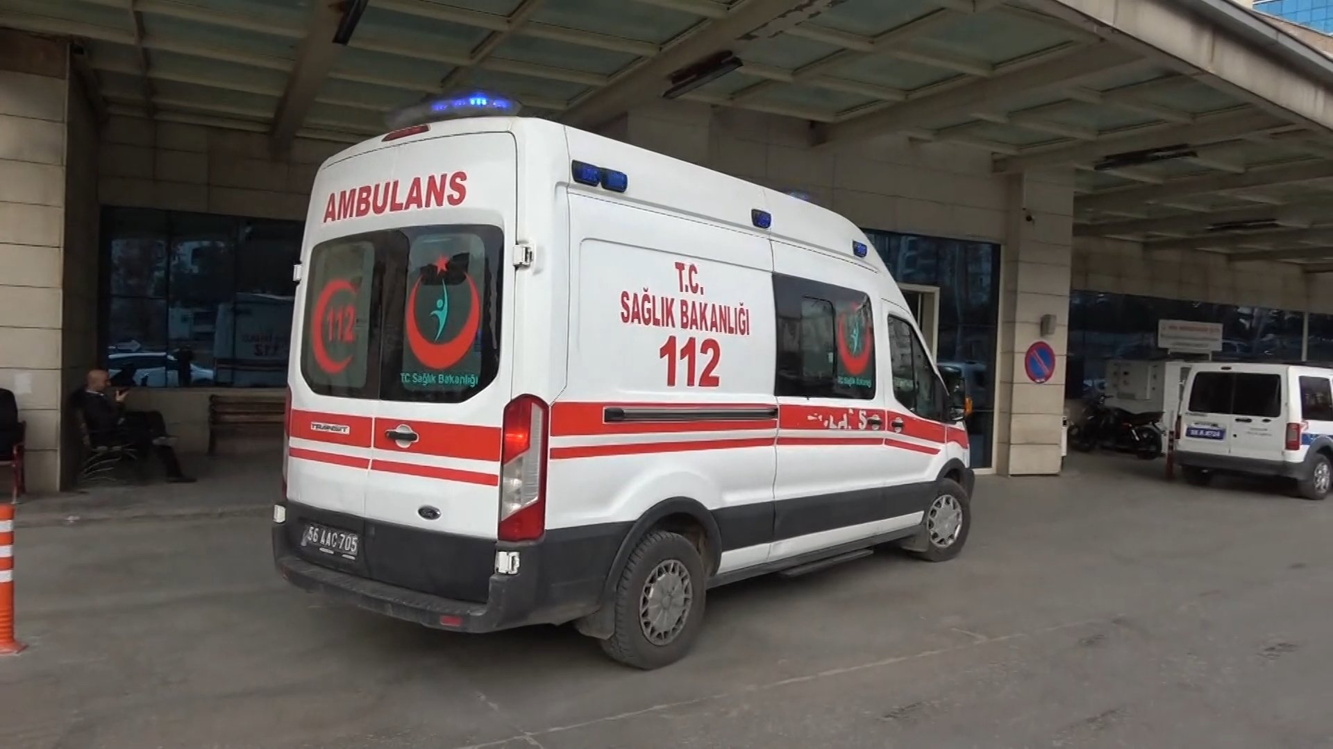 Budama yaparken kolunu kesildi, ambulansta kalp krizi geçirdi