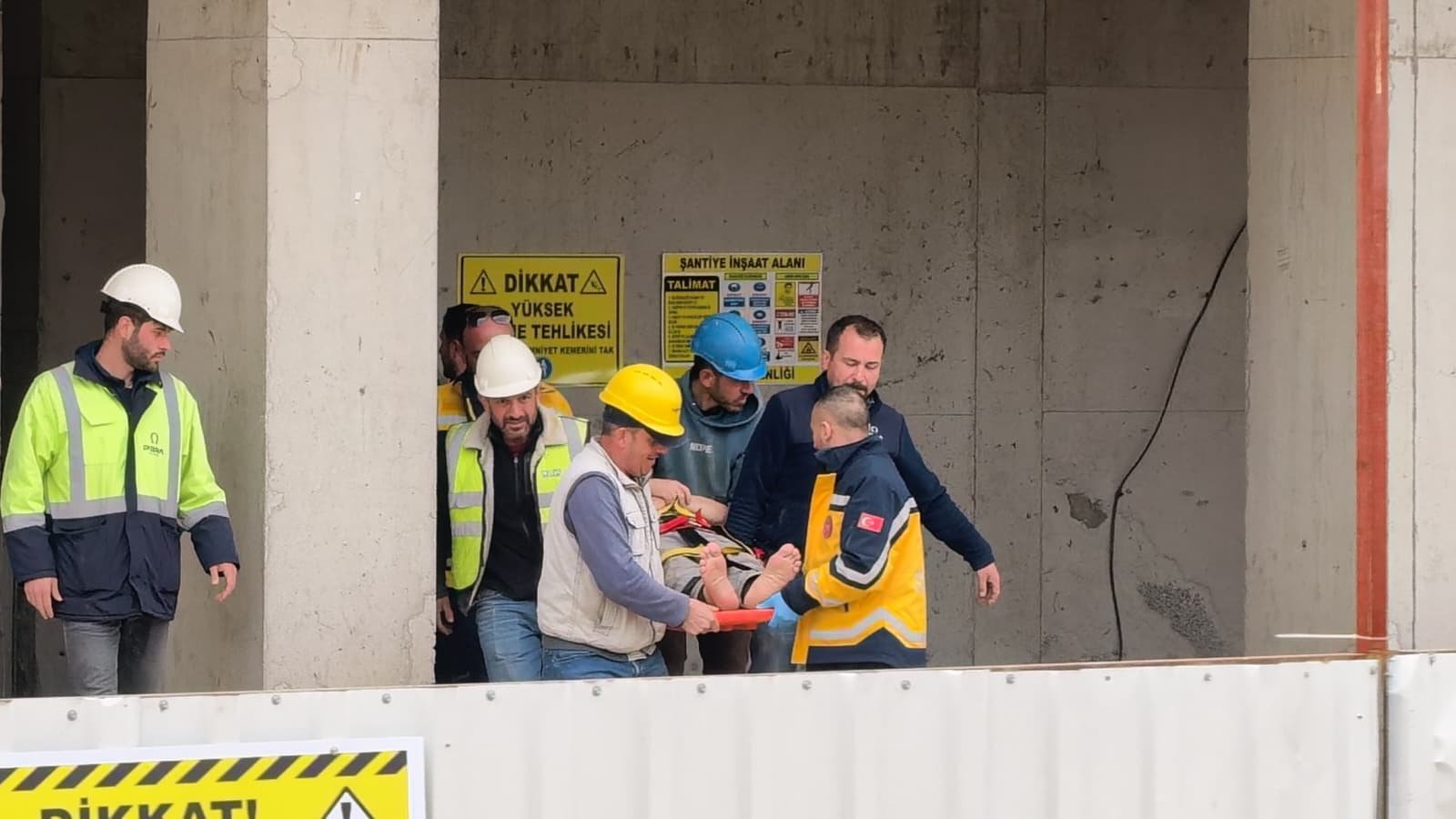 Çalıştığı inşaatın 2'nci katından düşen işçi yaralandı