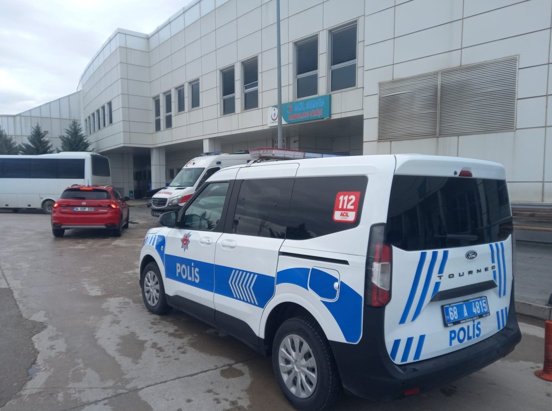 Çalıştığı inşaattan düşüp yaralandı, acil servise götürülürken oğlu başından ayrılmadı