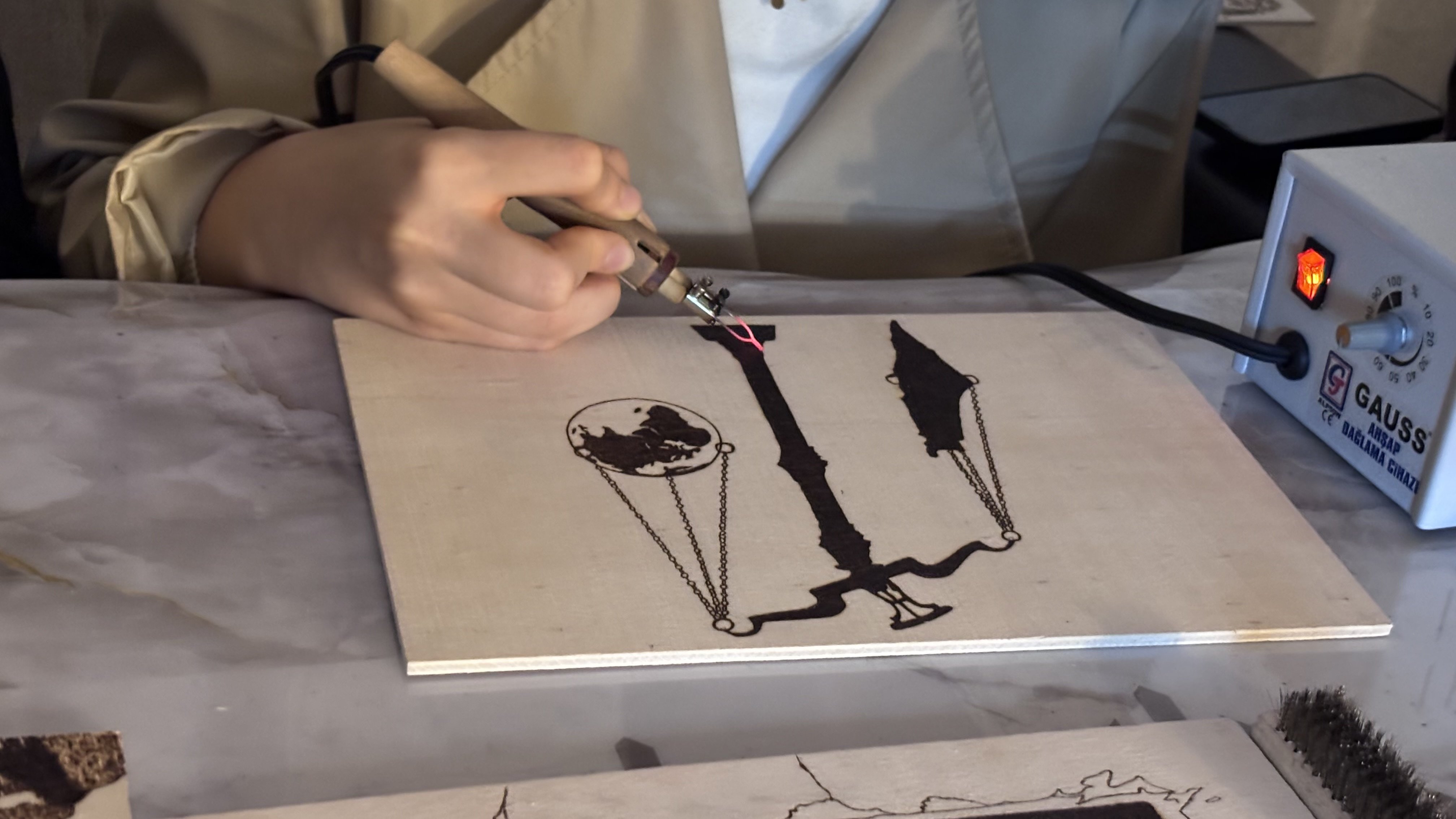 Camide atölye kurdu; ürettiği eserlerle öğrencilere destek oluyor