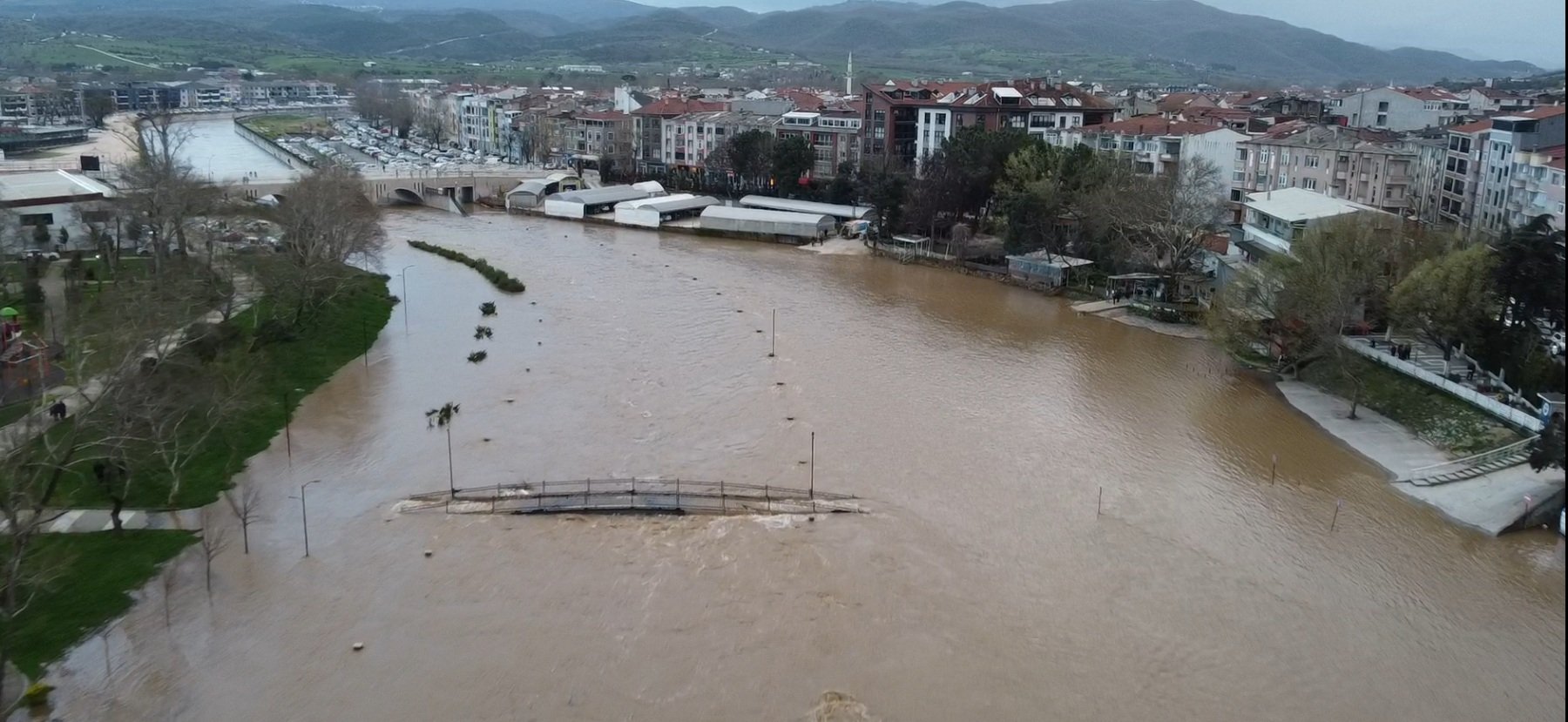 Çanakkale'de Kocabaş Çayı taştı; tarım arazileri sular altında kaldı (4)