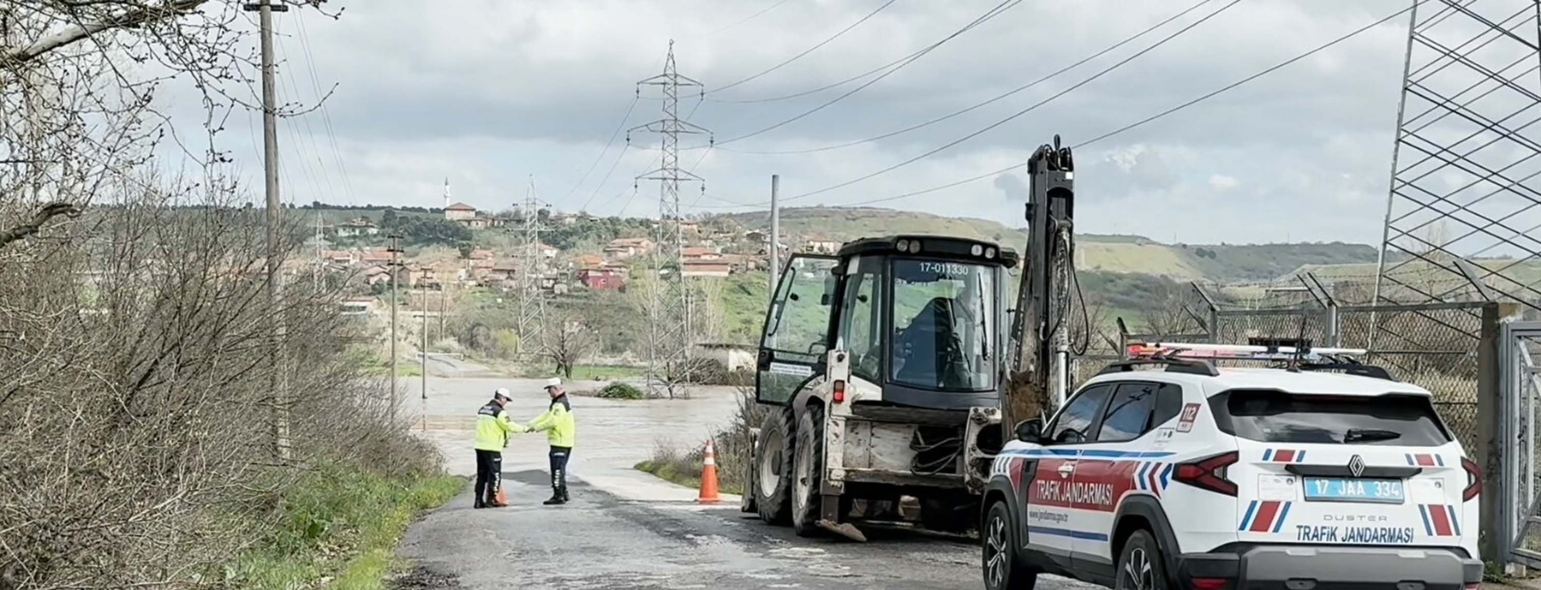 Çanakkale'de Kocabaş Çayı taştı; tarım arazileri sular altında kaldı