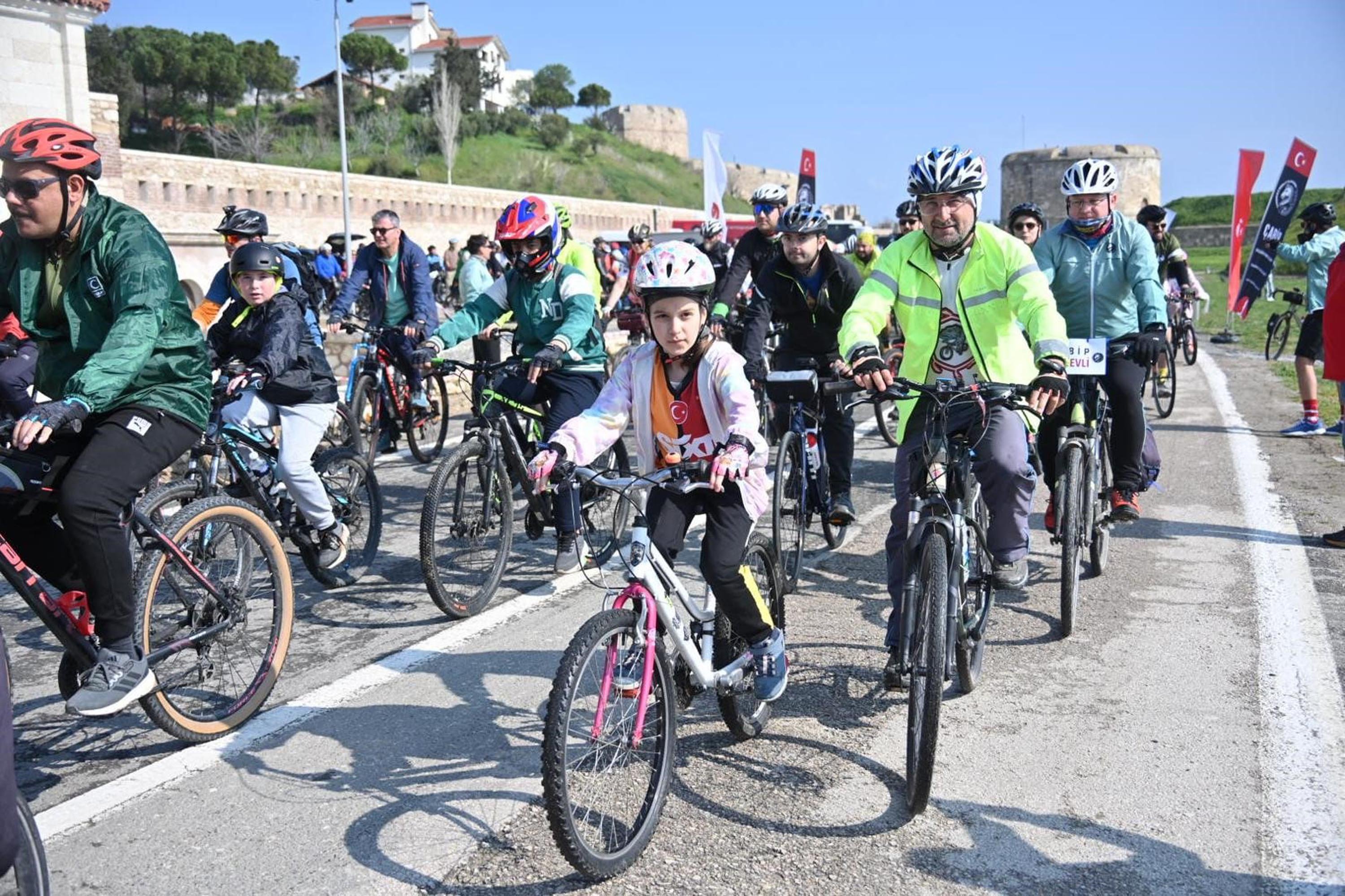 Çanakkale'de pedallar 'şehitlere saygı' için çevrildi