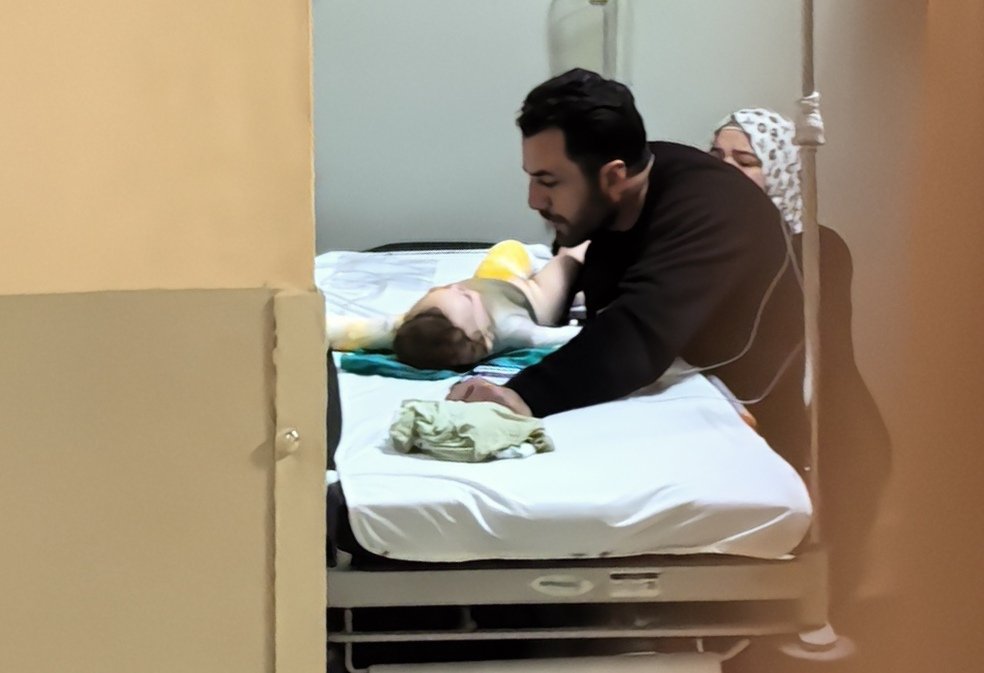 Çaydanlıktaki kaynar su 9 aylık bebeğin üzerine döküldü