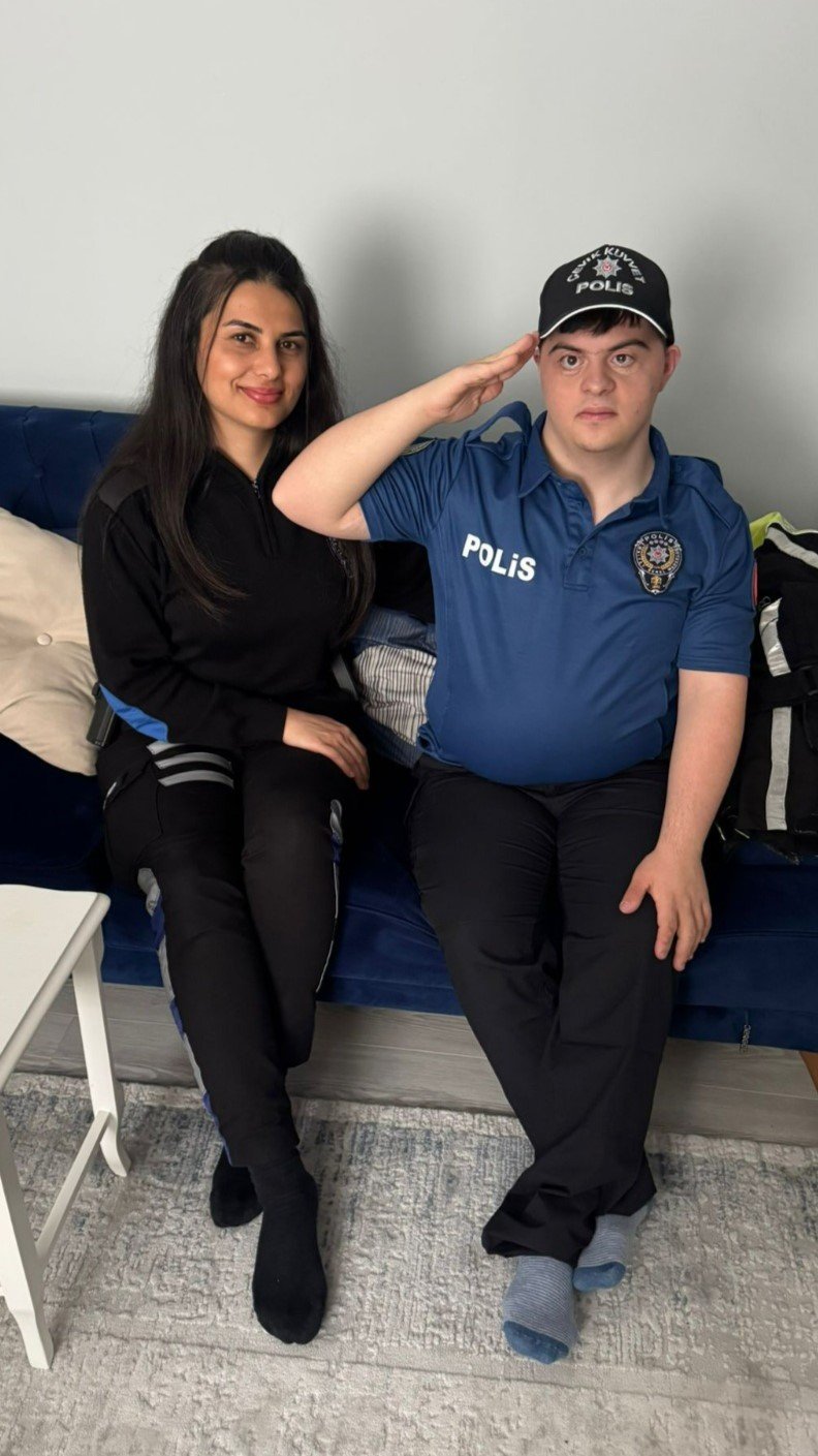 Çekmeköy'de Down sendromlu Melik'e polislerden sürpriz doğum günü