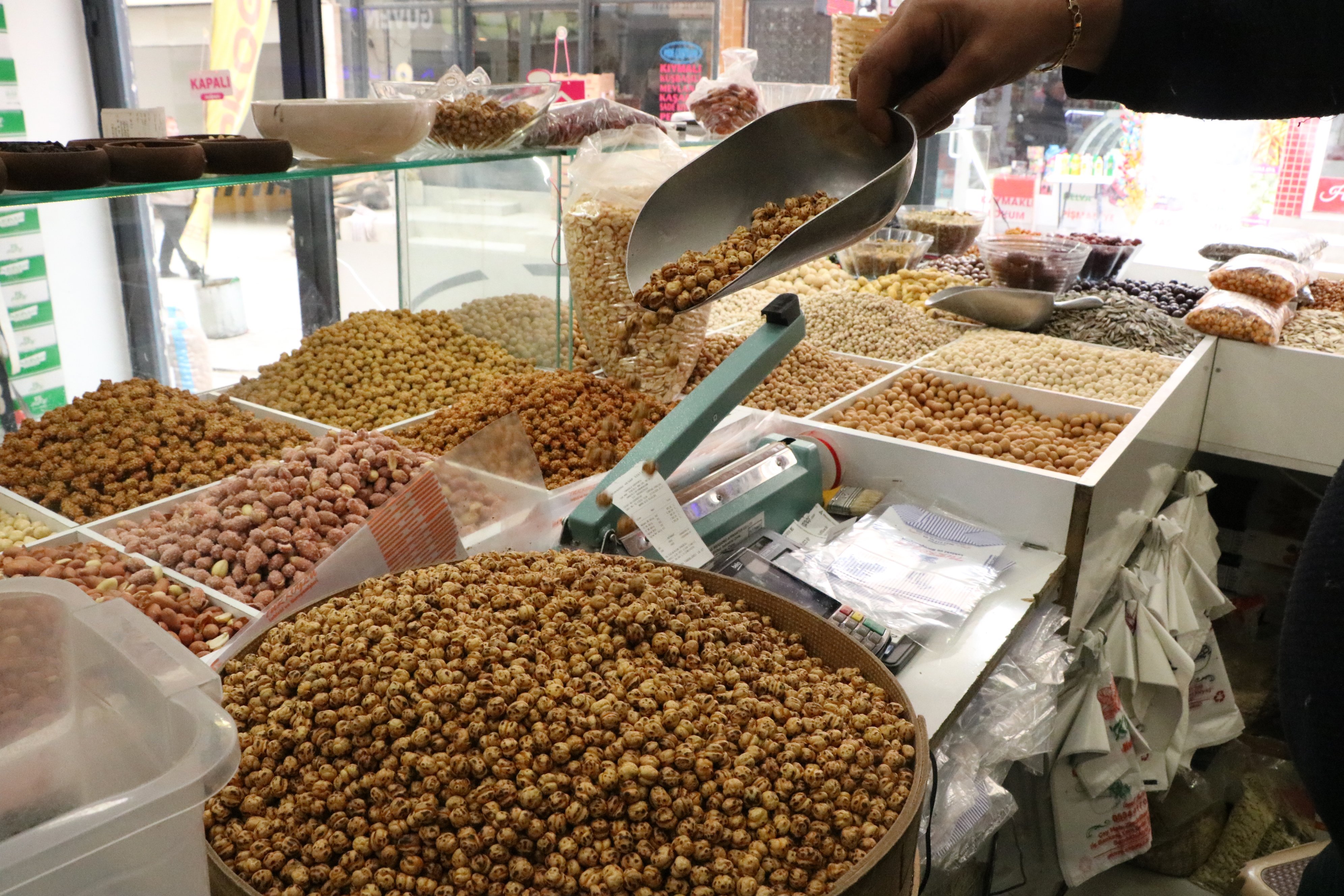 Çırak bulamayan leblebiciler, mesleği çocuklarıyla yaşatmaya çalışıyor