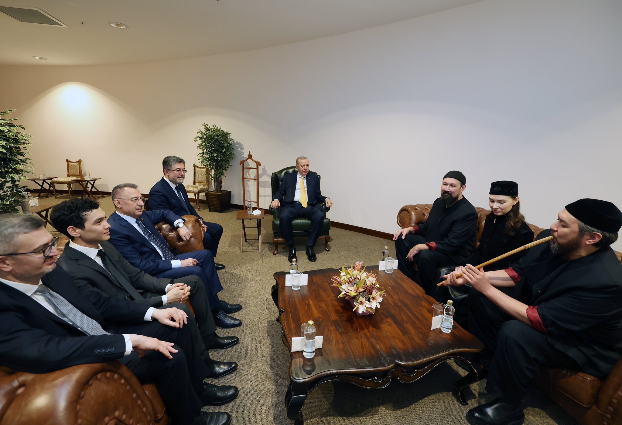 Cumhurbaşkanı Erdoğan, 'Ay Yola' müzik grubu ile bir araya geldi