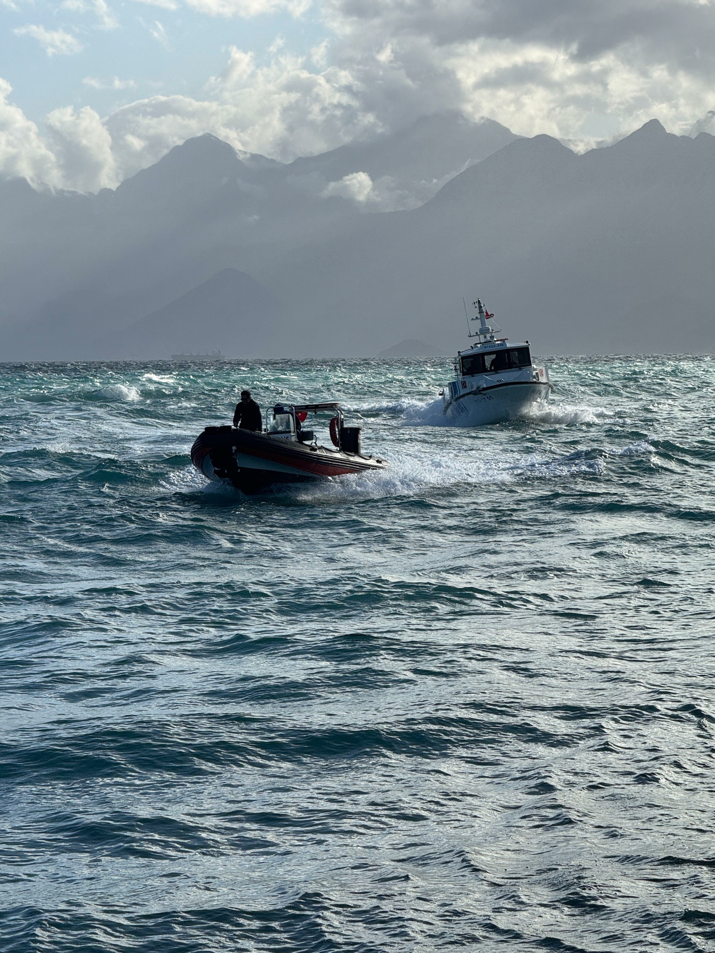 Deniz manzarası izlerken dalga ile açığa sürüklendiler; 2 kardeş kurtuldu, kuzenleri öldü