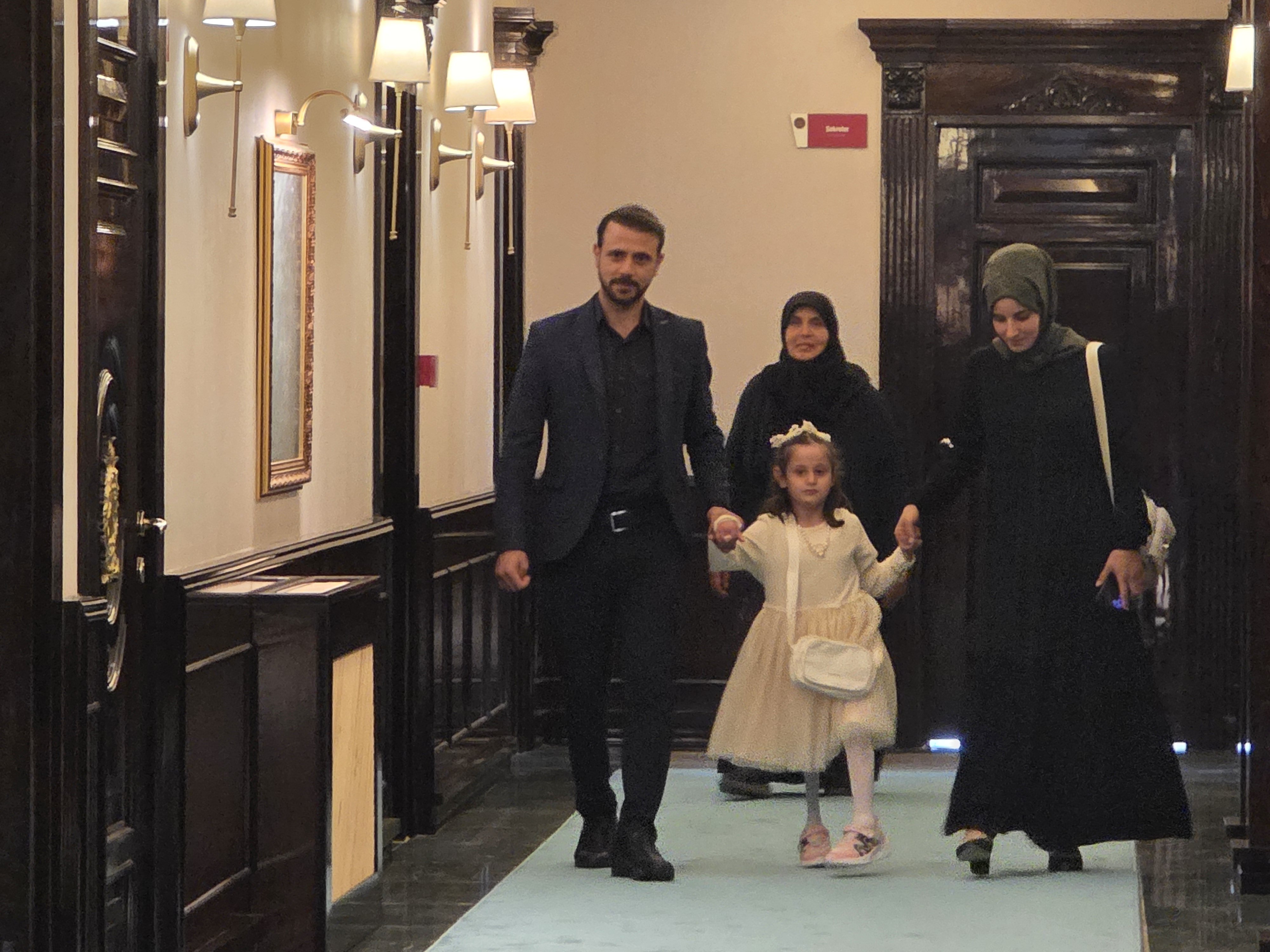 Depremde ailesini kaybeden Zeynep, protez bacağıyla hayata tutundu