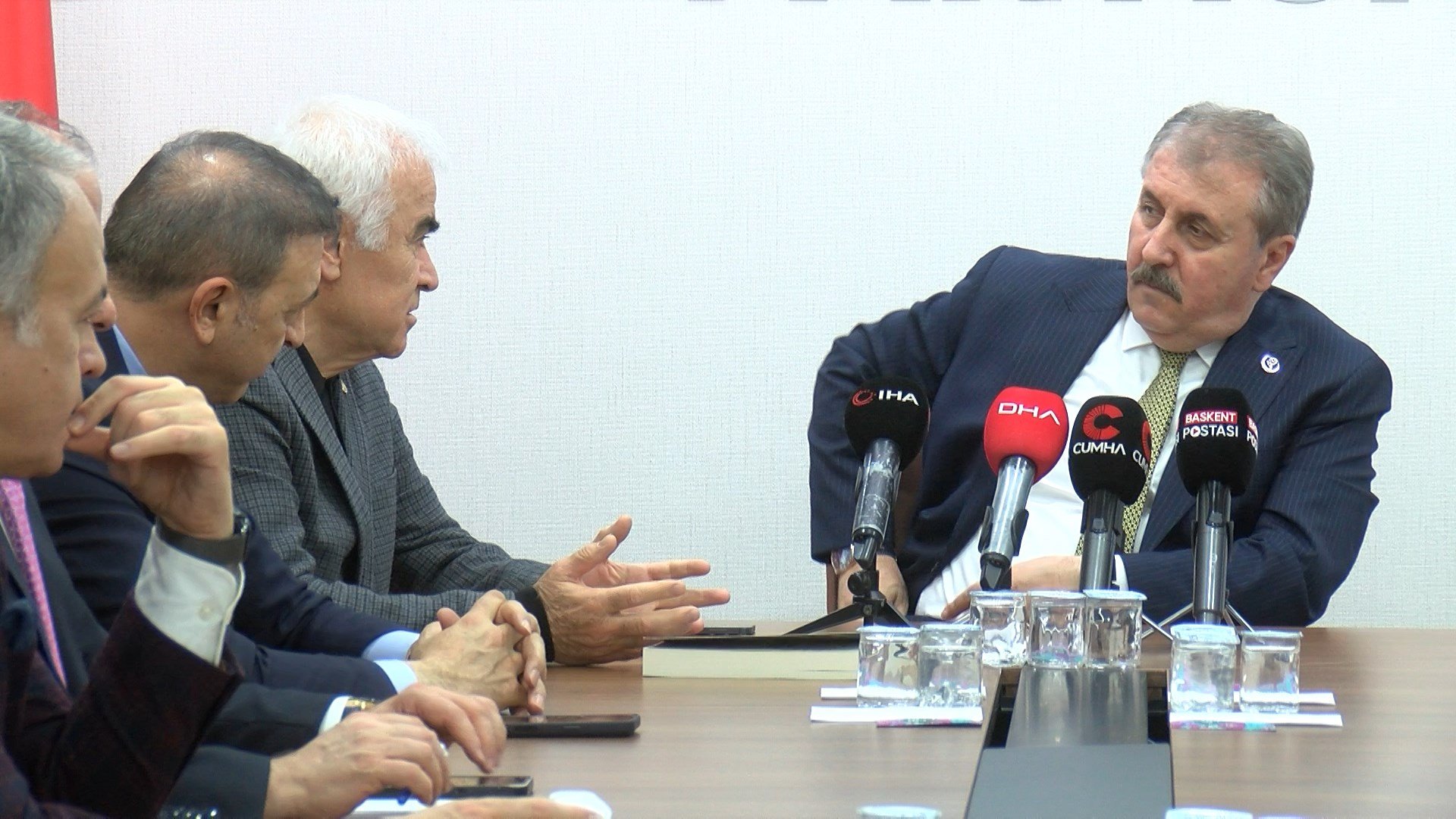 Destici: Türkiye şu anda adeta yarı savaş halinde sayılır