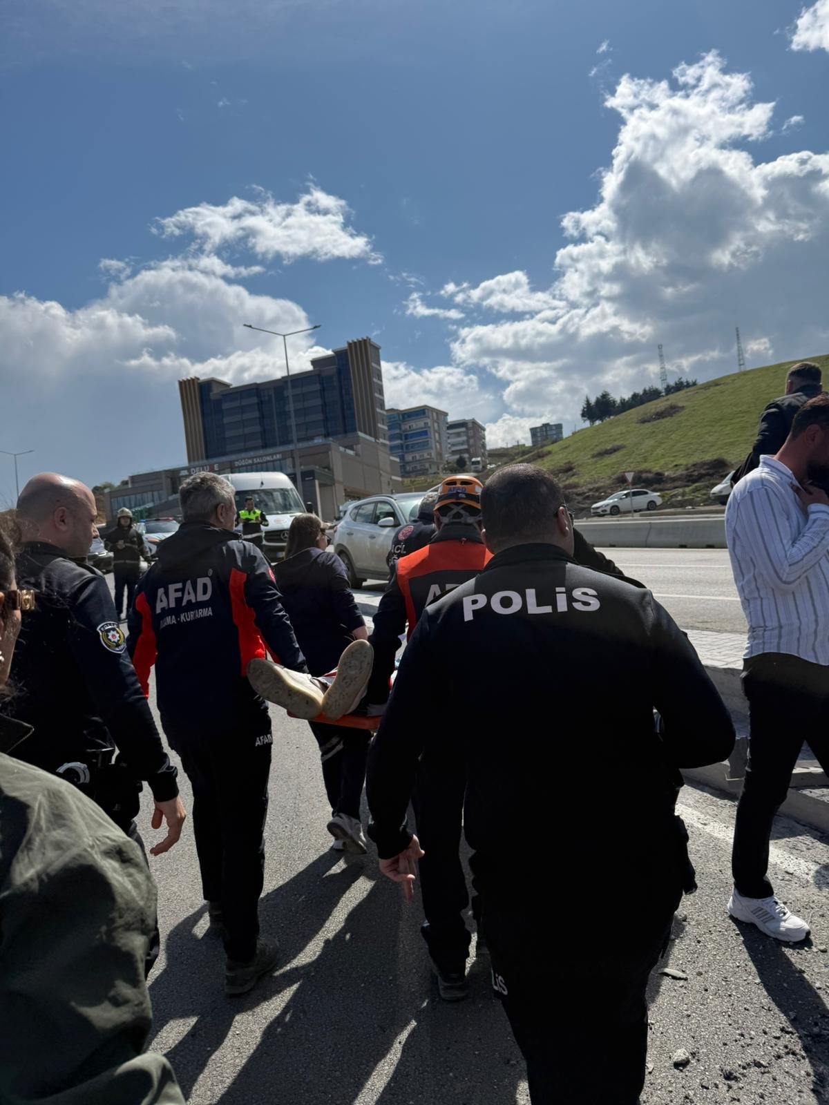 Devrilen minibüsün sürücüsü yaralandı