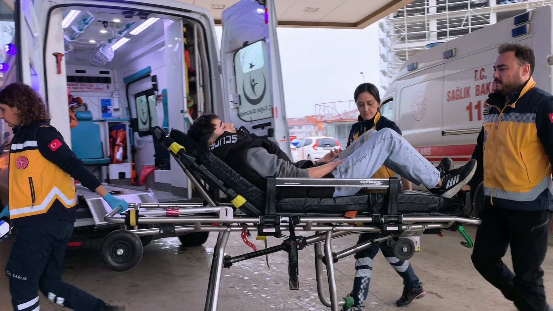 Devrilen motosikletteki kardeşler yaralandı; ağlayan çocuğu çevredekiler sakinleştirdi