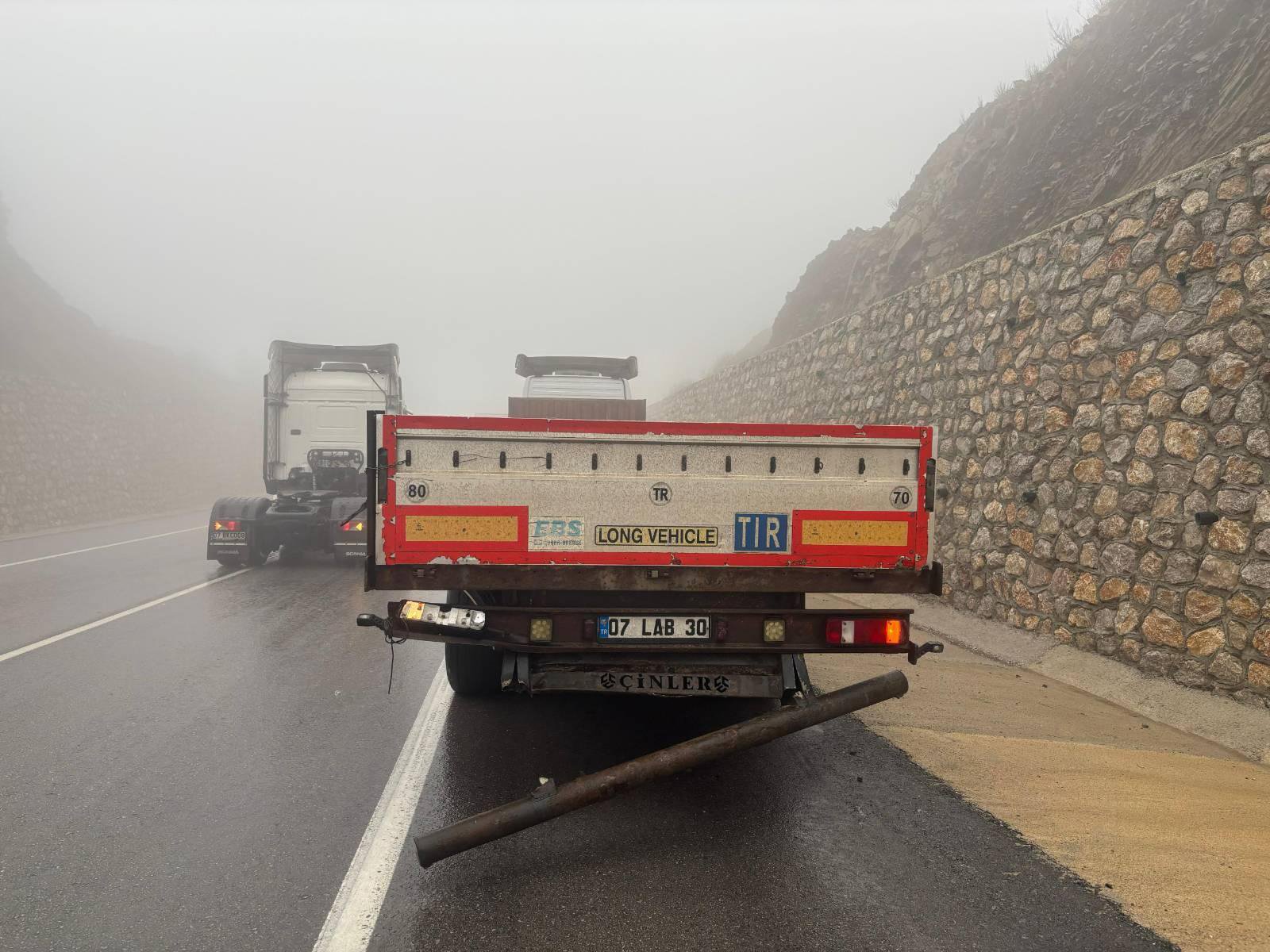 Doktor çift ve çocuklarının bulunduğu otomobil, TIR ile çarpıştı: 1 ölü, 3 yaralı / Ek Fotoğraflar