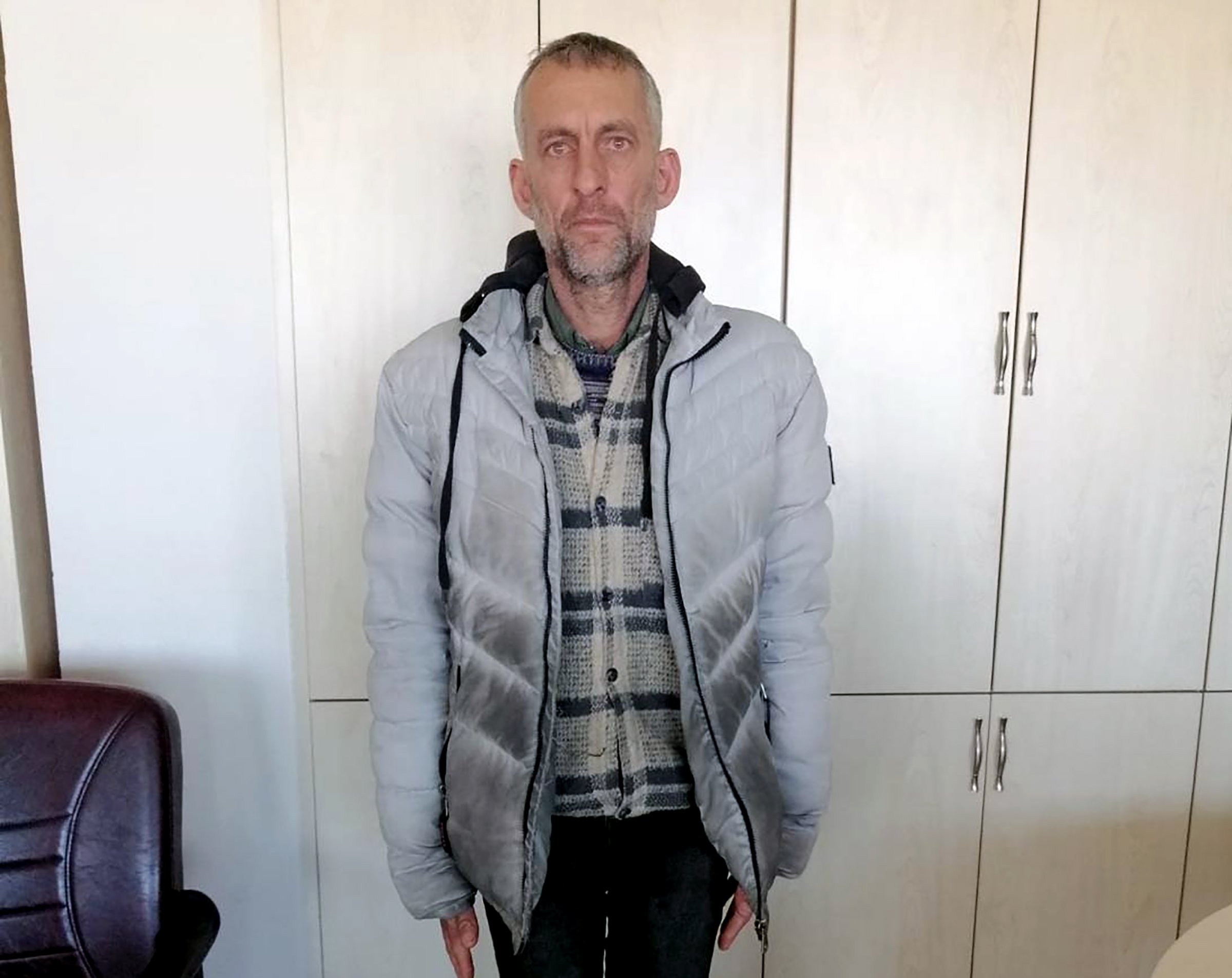 Dolandırdığı kişilerden aldığı ürünleri seyyar tezgahında satarken yakalandı