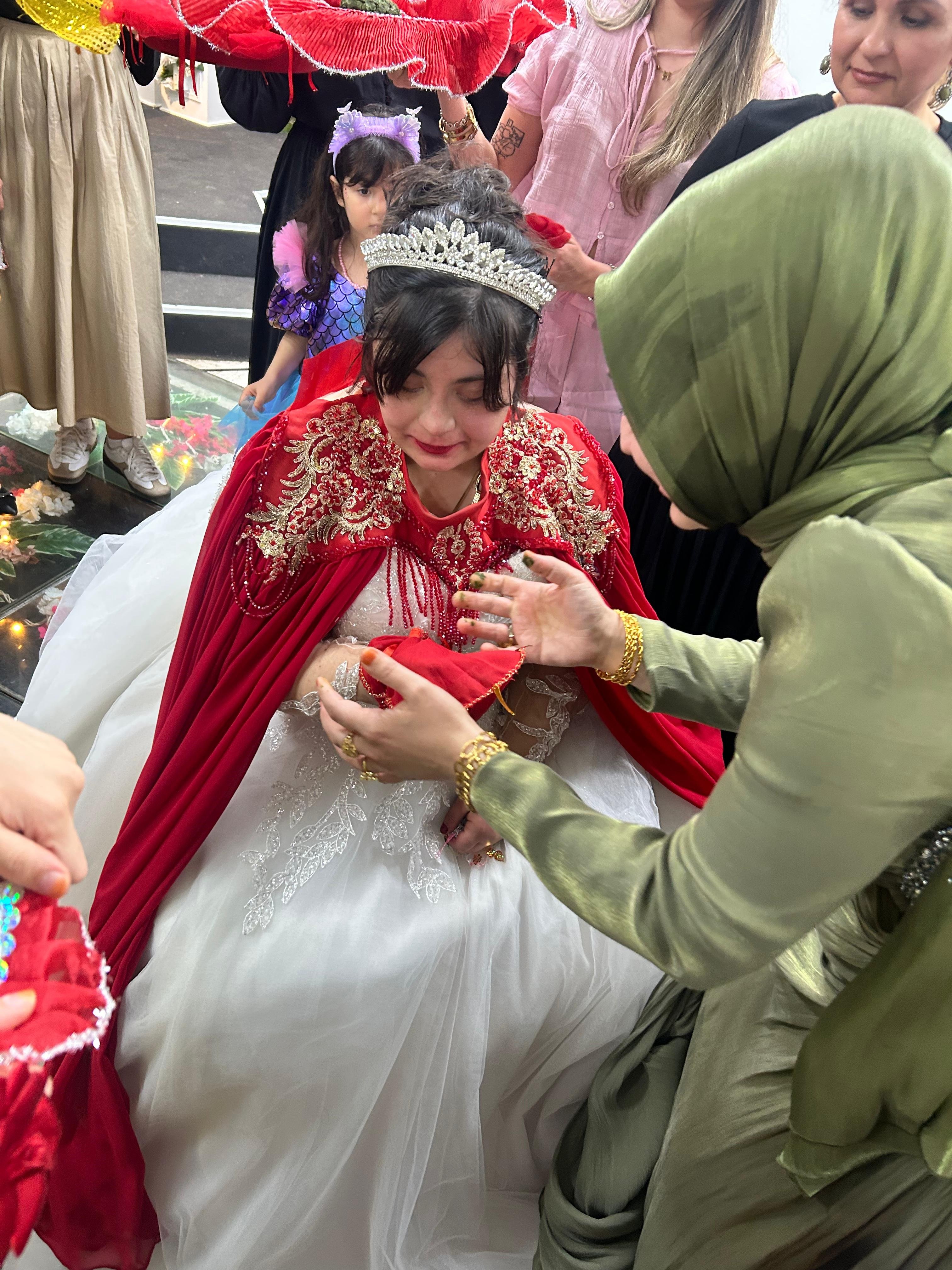 Down sendromlu Gülayfer'in gelinlik giyme hayali gerçek oldu