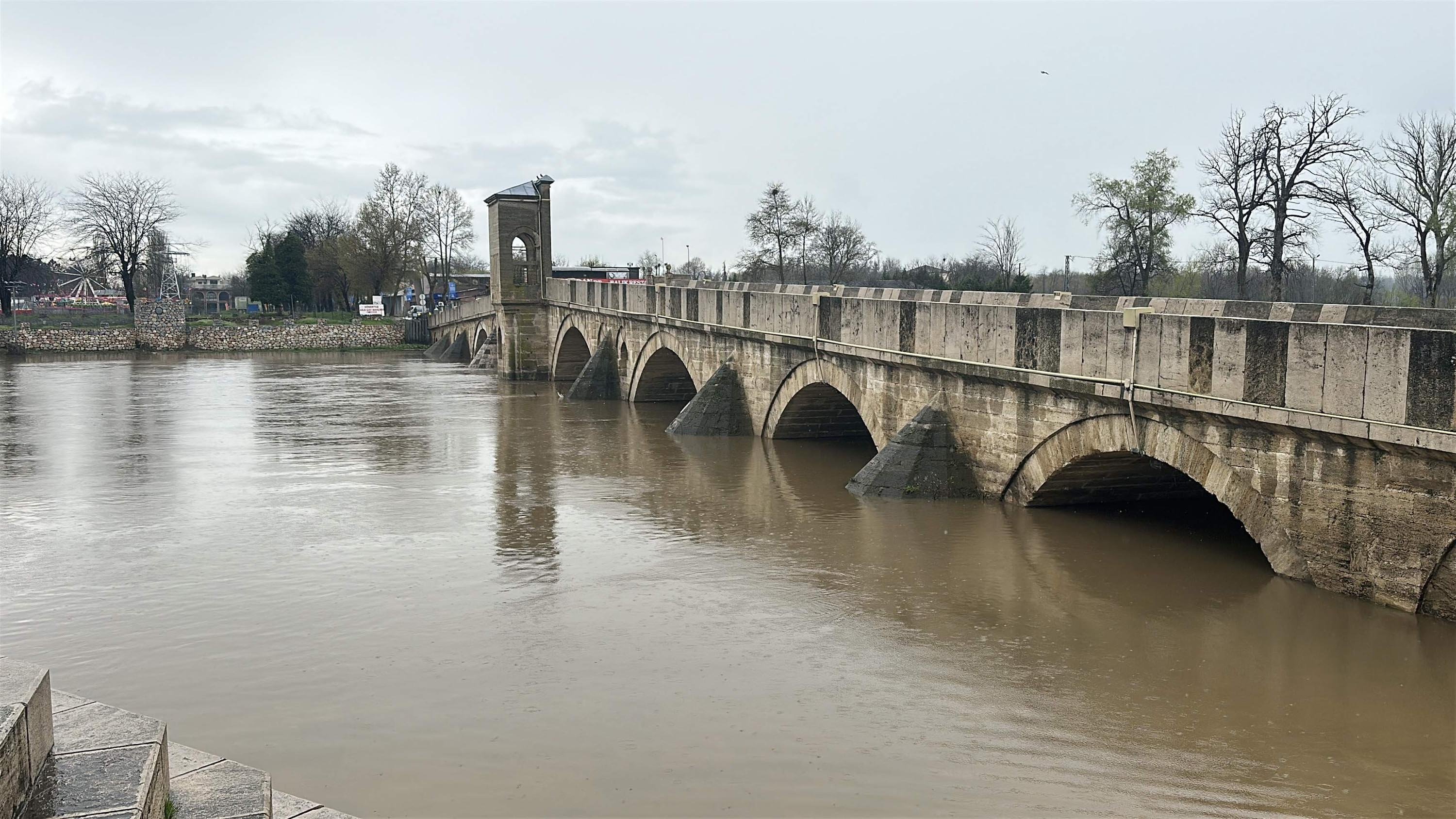 Edirne'de su seviyesi yükselen Tunca ve Meriç'te 'sarı alarm' uyarısı devam ediyor