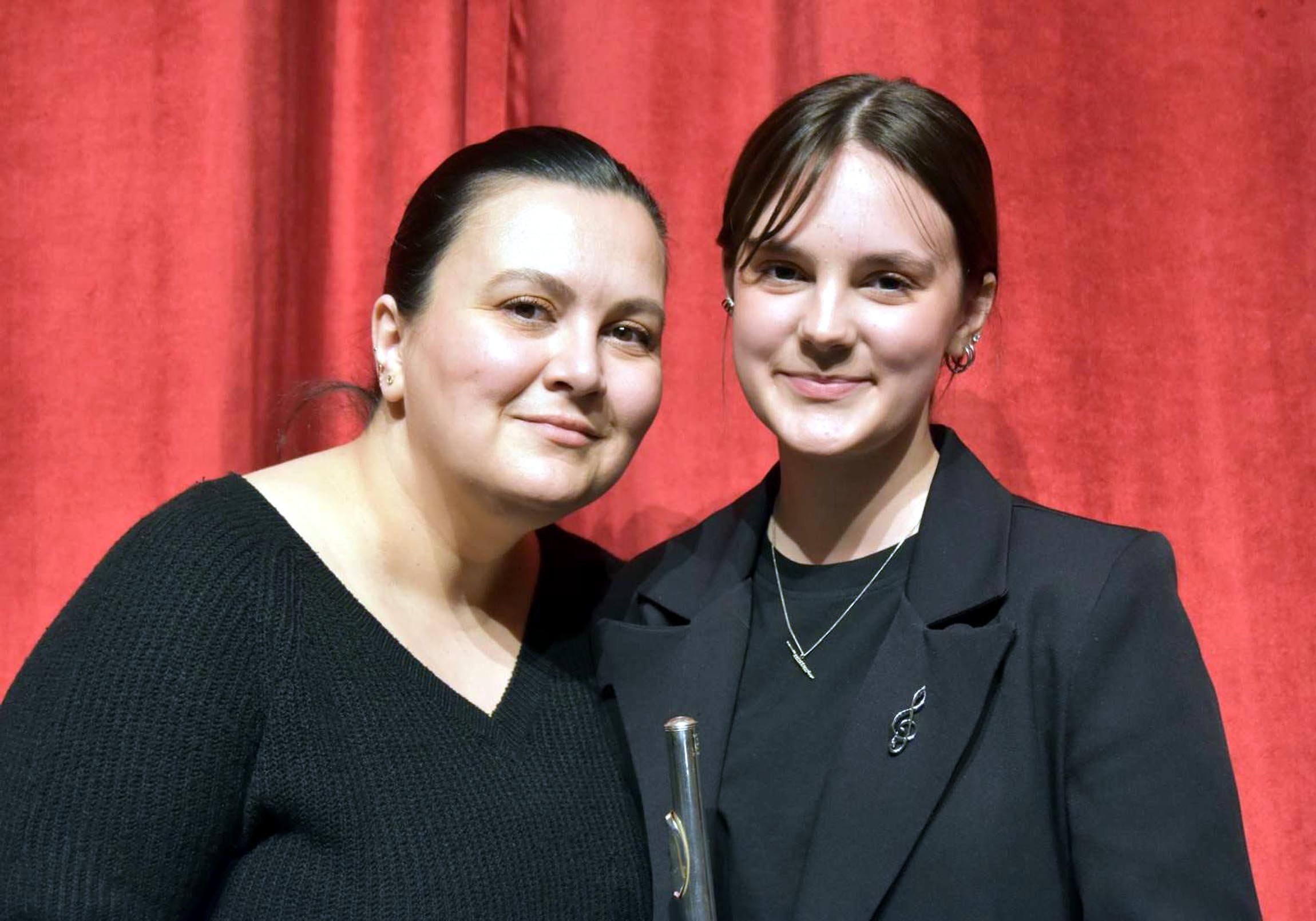 Eğitimi için günde 160 kilometre yol giden Zeynep Ece, Fransa'daki flüt yarışmasında birinci oldu