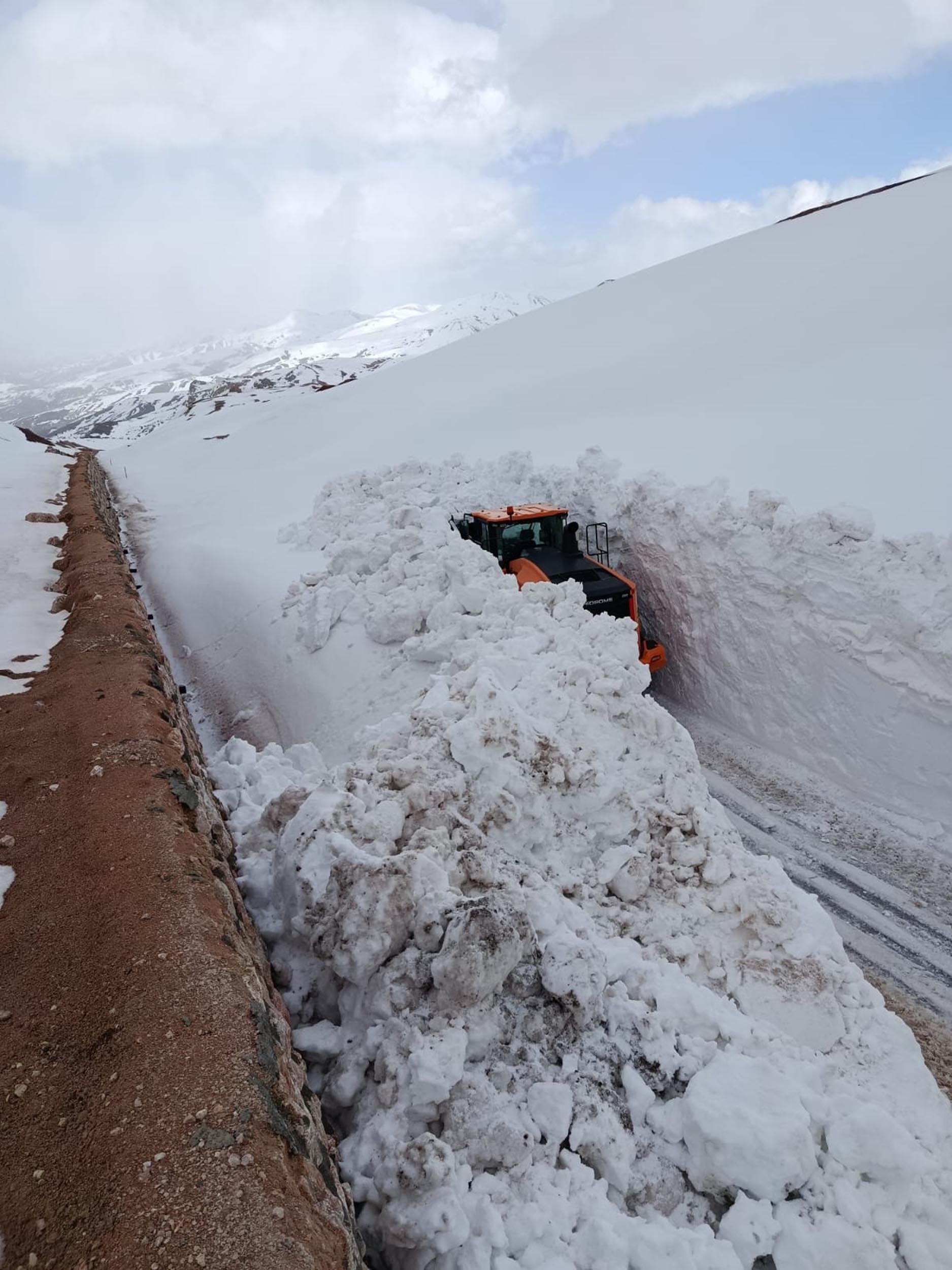 Erzincan'da 4 metreyi aşan karla mücadele