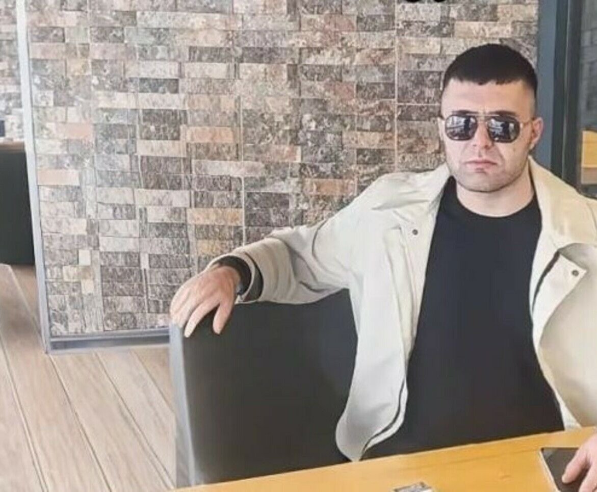 Evinde uyurken balkondan giren kişi tarafından öldürüldü