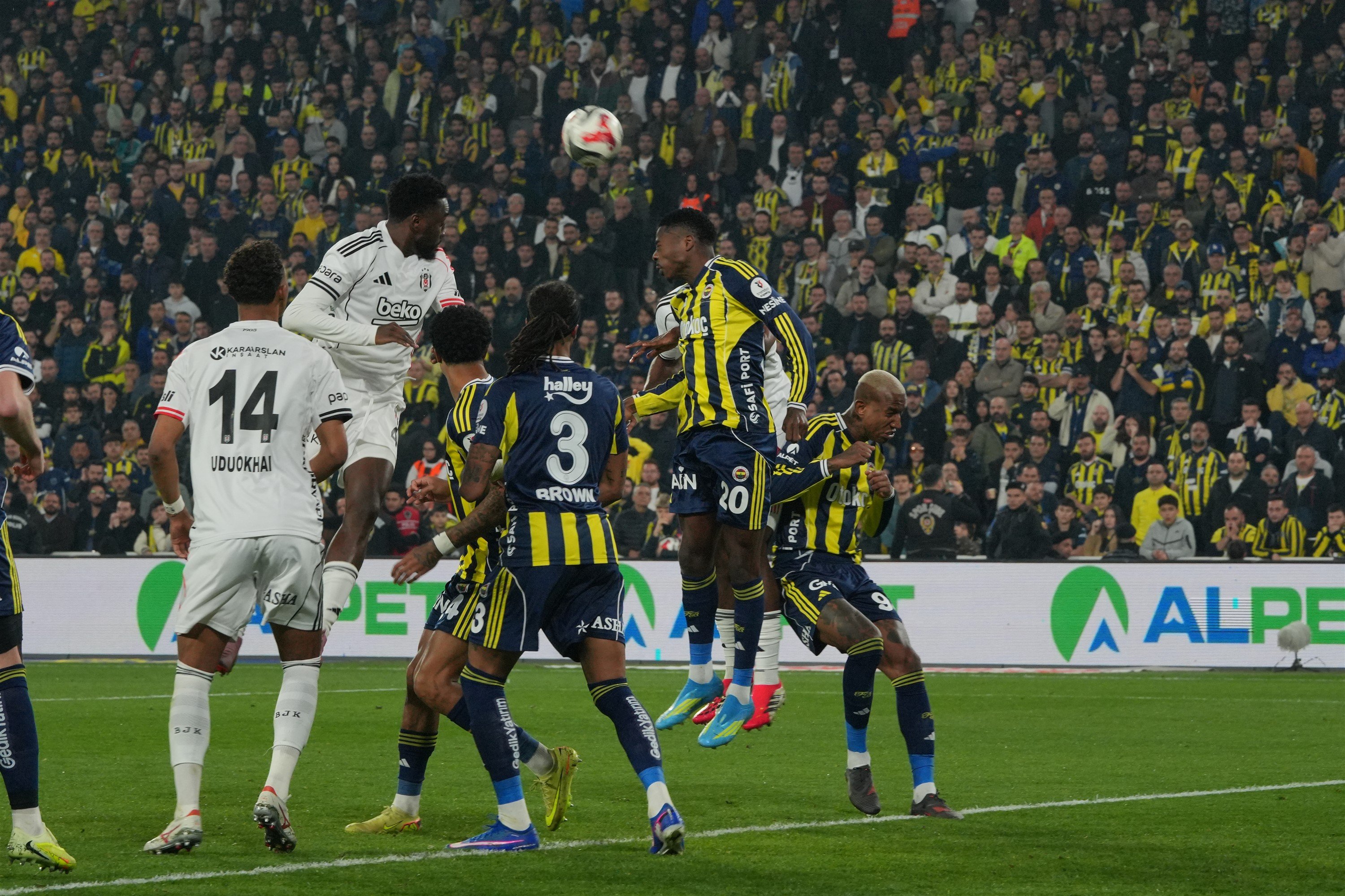 Fenerbahçe, Kerem'in 90+11'inci dakikada attığı golle yarışa devam etti