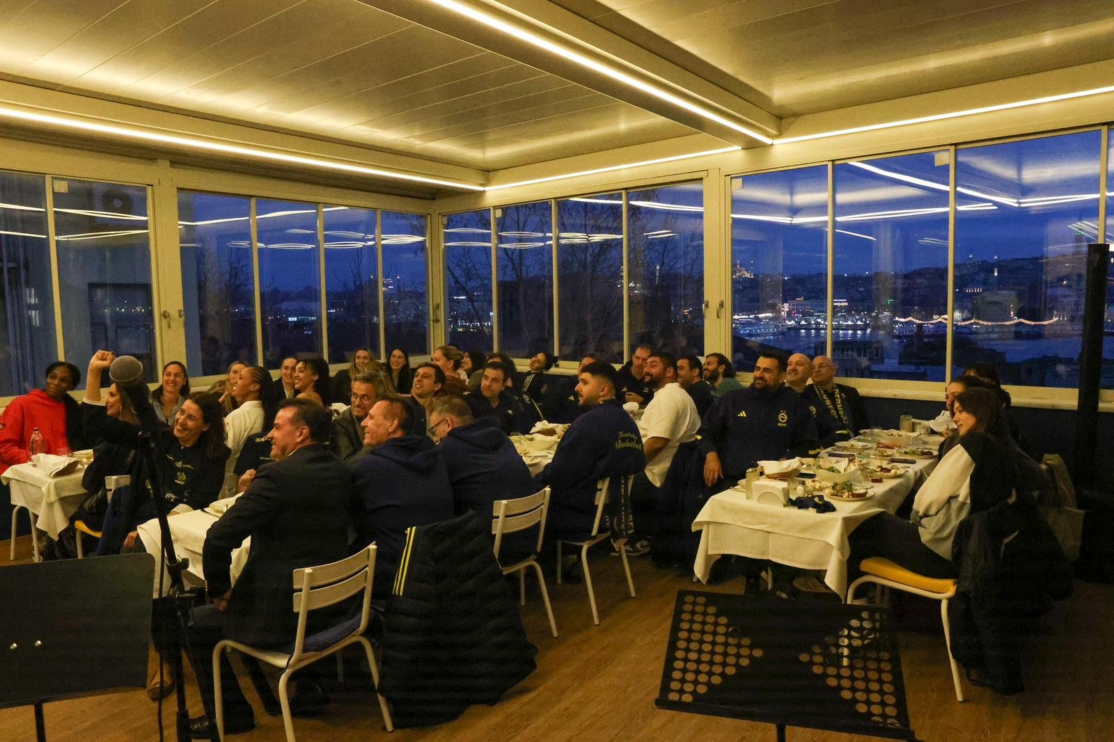 Fenerbahçe Opet şampiyonluğu kutladı