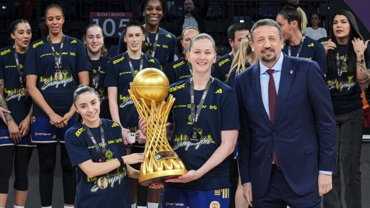 Fenerbahçe Opet şampiyonluk kupasını aldı