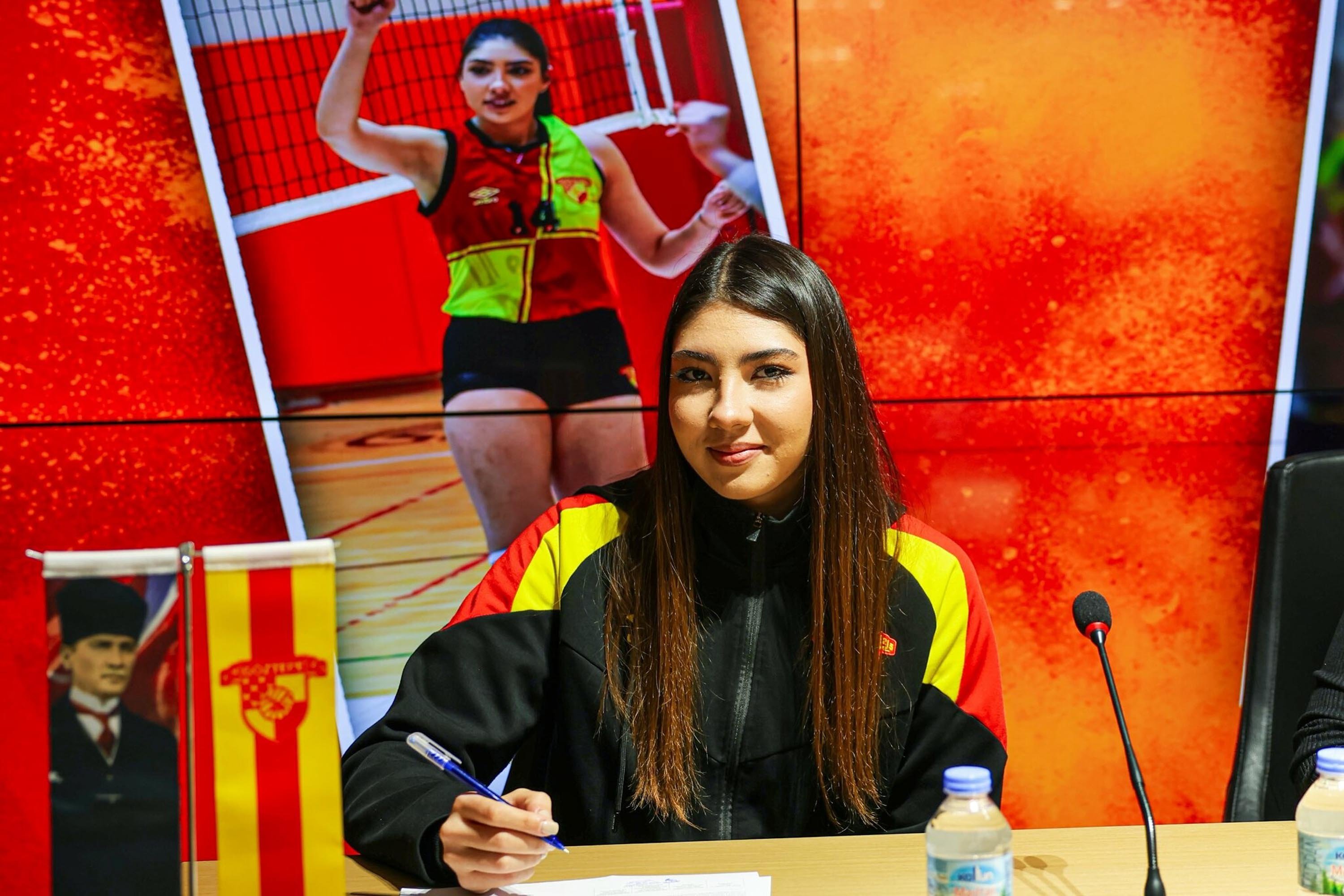 Göztepe'de genç voleybolculardan imza
