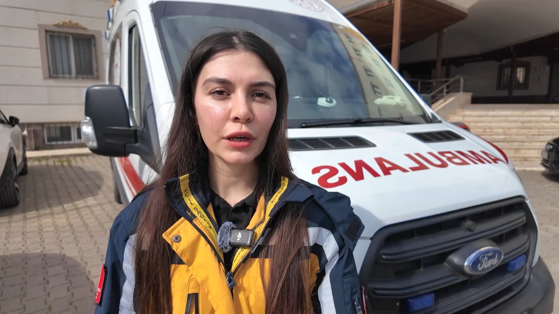 İlk çocuğunu ambulansta dünyaya getirdi