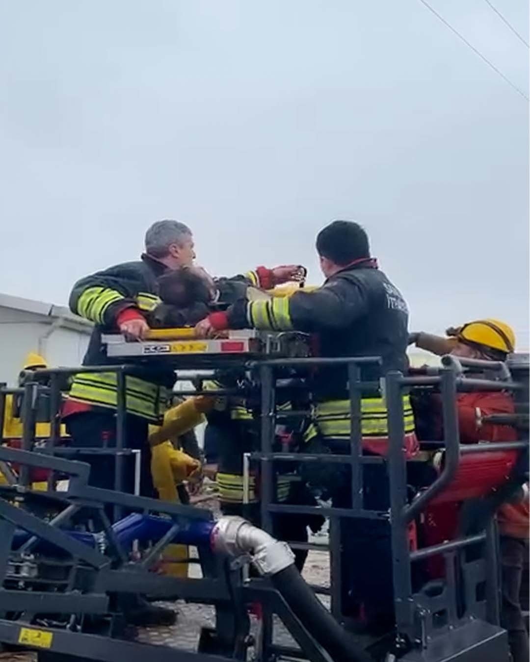 İnşaattan düşen işçi yaralandı; vinçle kurtarma çalışmaları kamerada