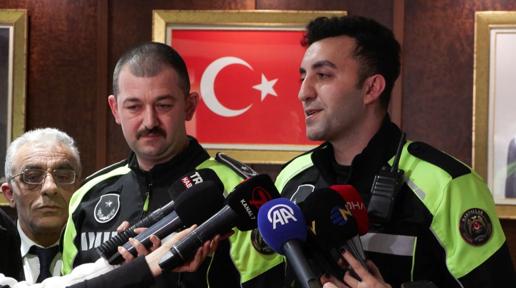 İstanbul - Bahçelievler'de, 3 aylık bebeği hastaneye ulaştıran zabıta ekibi ödüllendirildi