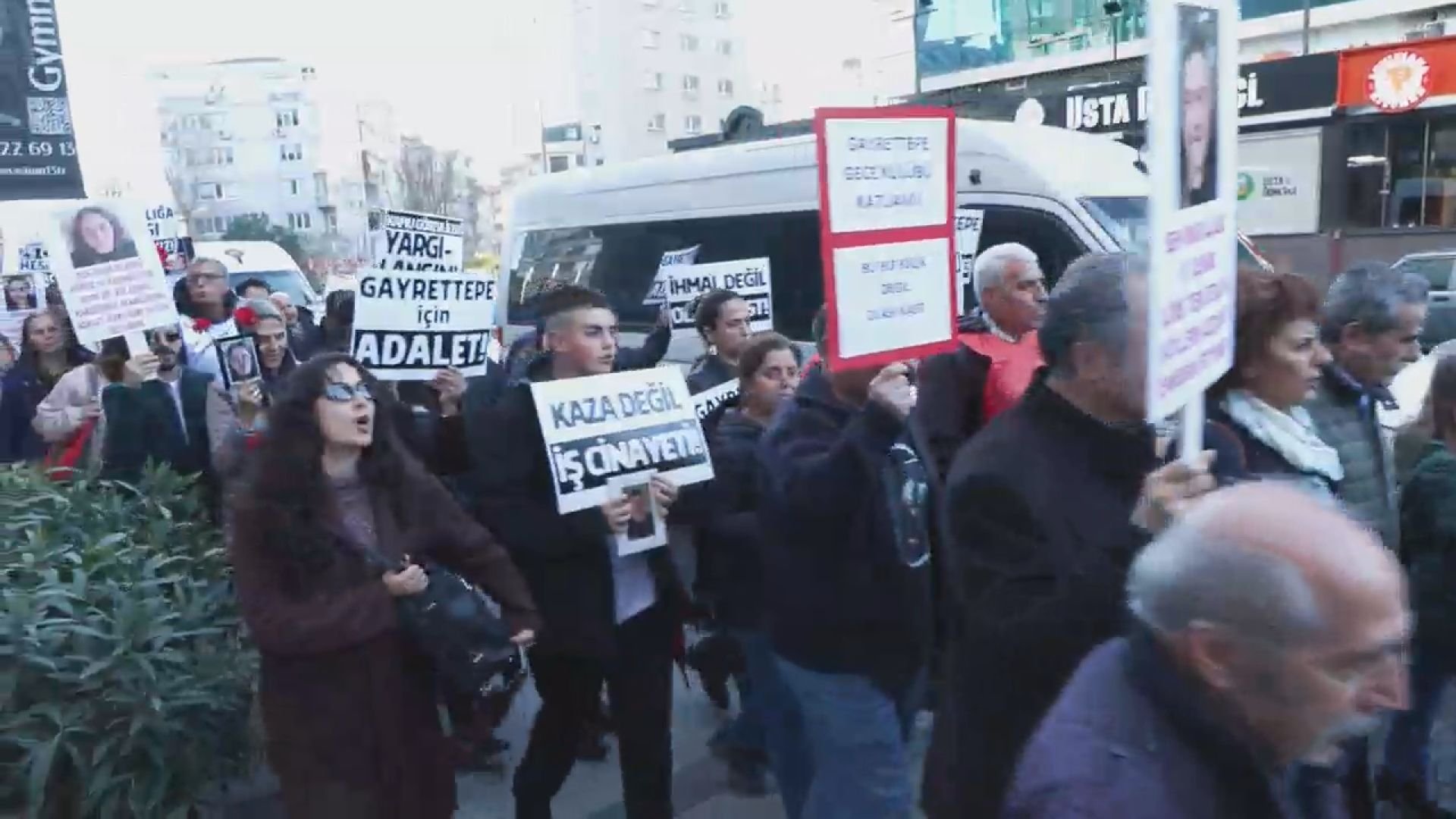 İstanbul - Beşiktaş'ta gece kulübündeki yangında hayatını kaybeden 29 kişinin anısına yürüyüş düzenlendi