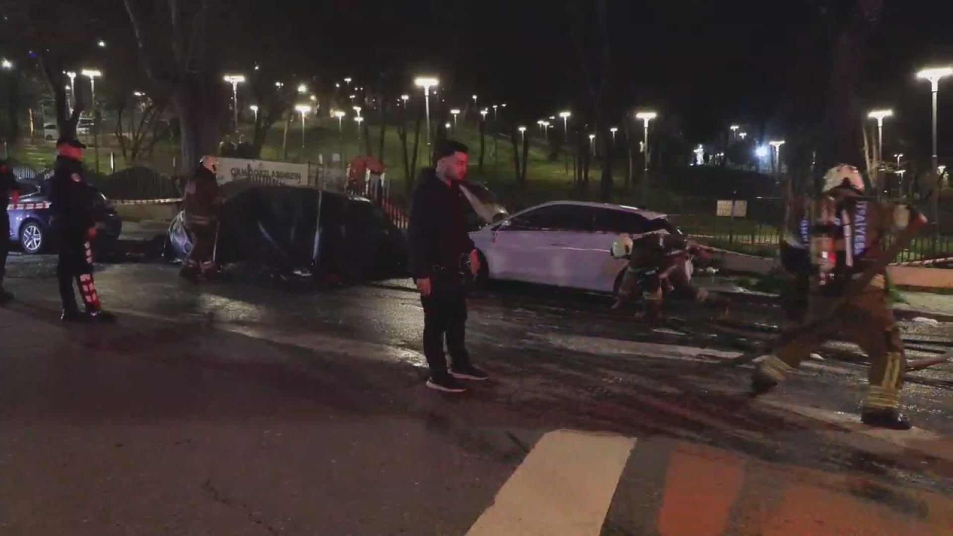 İstanbul - Beşiktaş'ta park halindeki elektrikli otomobilde çıkan yangın yandaki araca sıçradı