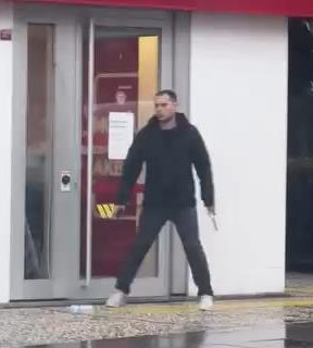 İstanbul - Beşiktaş'ta silahlı saldırganın bankayı bastığı anlar güvenlik kamerasında: Tutuklandı