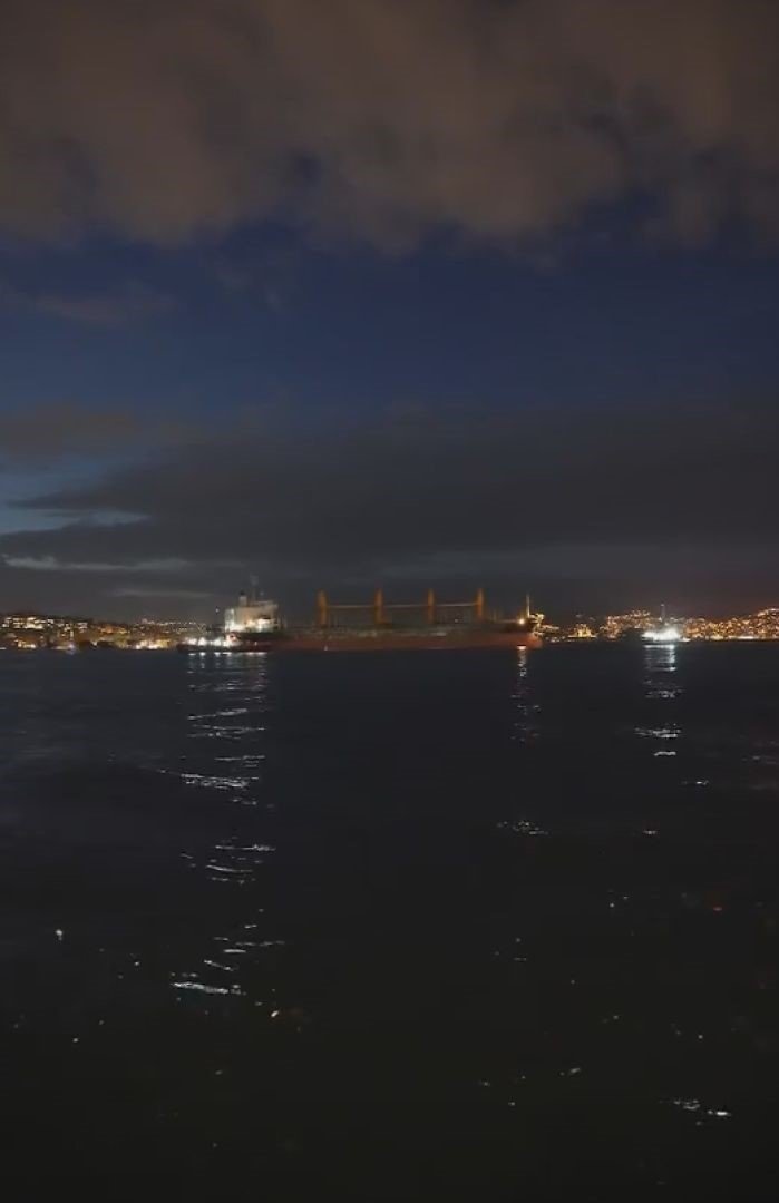 İstanbul Boğazı'nda gemi arızası; trafik çift yönlü askıya alındı -1