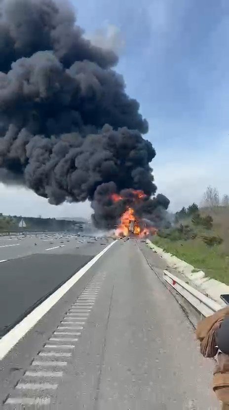 İstanbul- Çatalca'da TIR yangını; Kuzey Marmara Otoyolu trafiğe kapandı- 3 / Ek görüntü