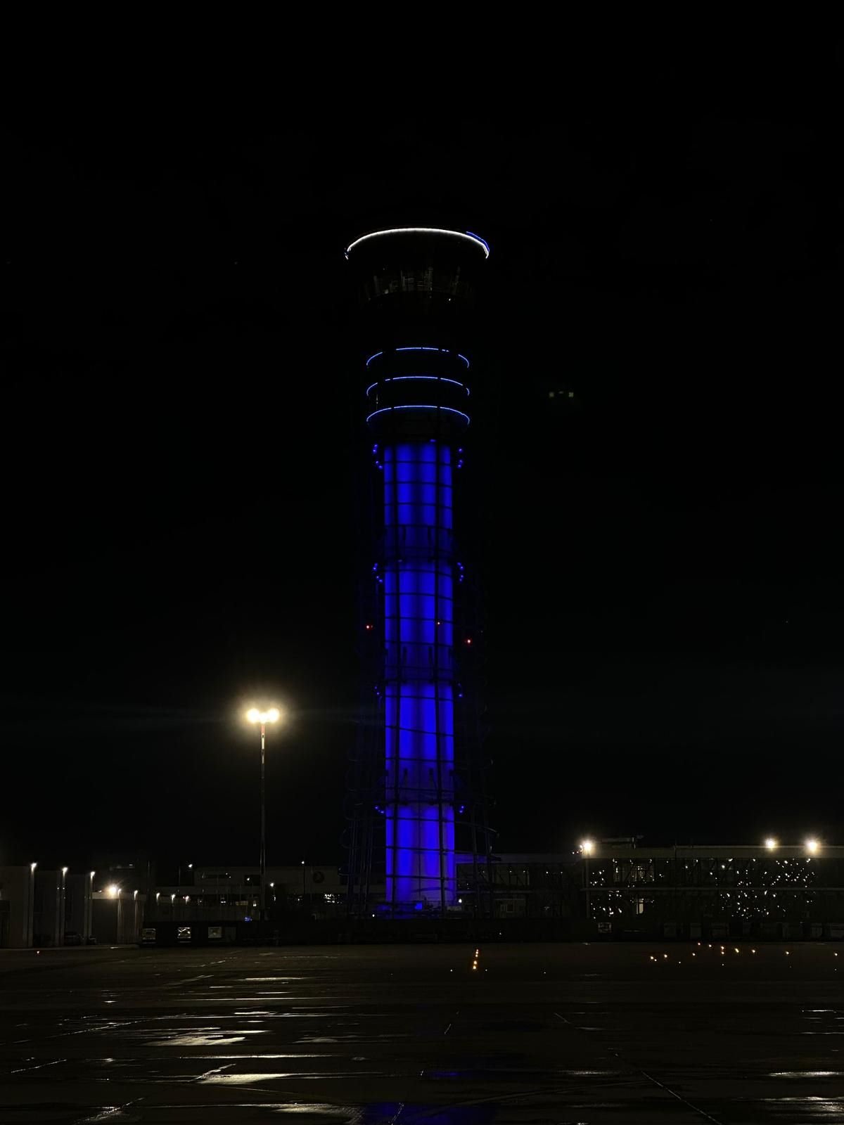 İstanbul - İstanbul'un sembol yapıları 'Dünya Otizm Farkındalık Günü'nde mavi kırmızı renklerle ışıklandırıldı