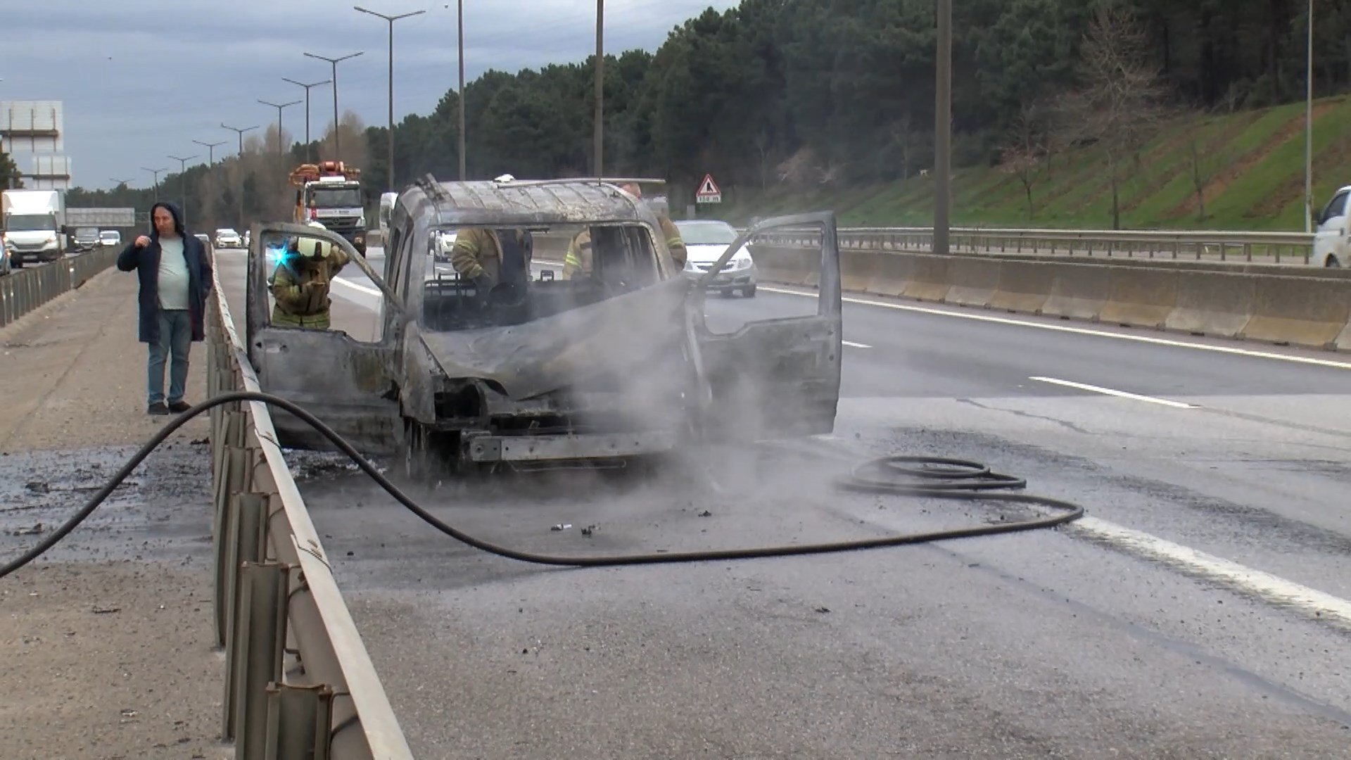 İstanbul- Sancaktepe'de seyir halindeki hafif ticari araç alev alev yandı