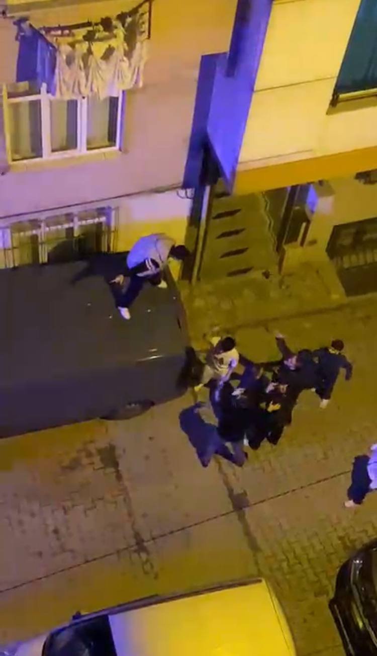 İstanbul - Sultangazi'de bir kişinin yaralandığı kavgadan kurtulmak için minibüsün üzerine çıktı