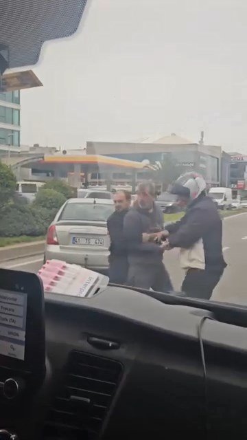 İstanbul - Ümraniye'de trafikte yumruklu kavga kamerada