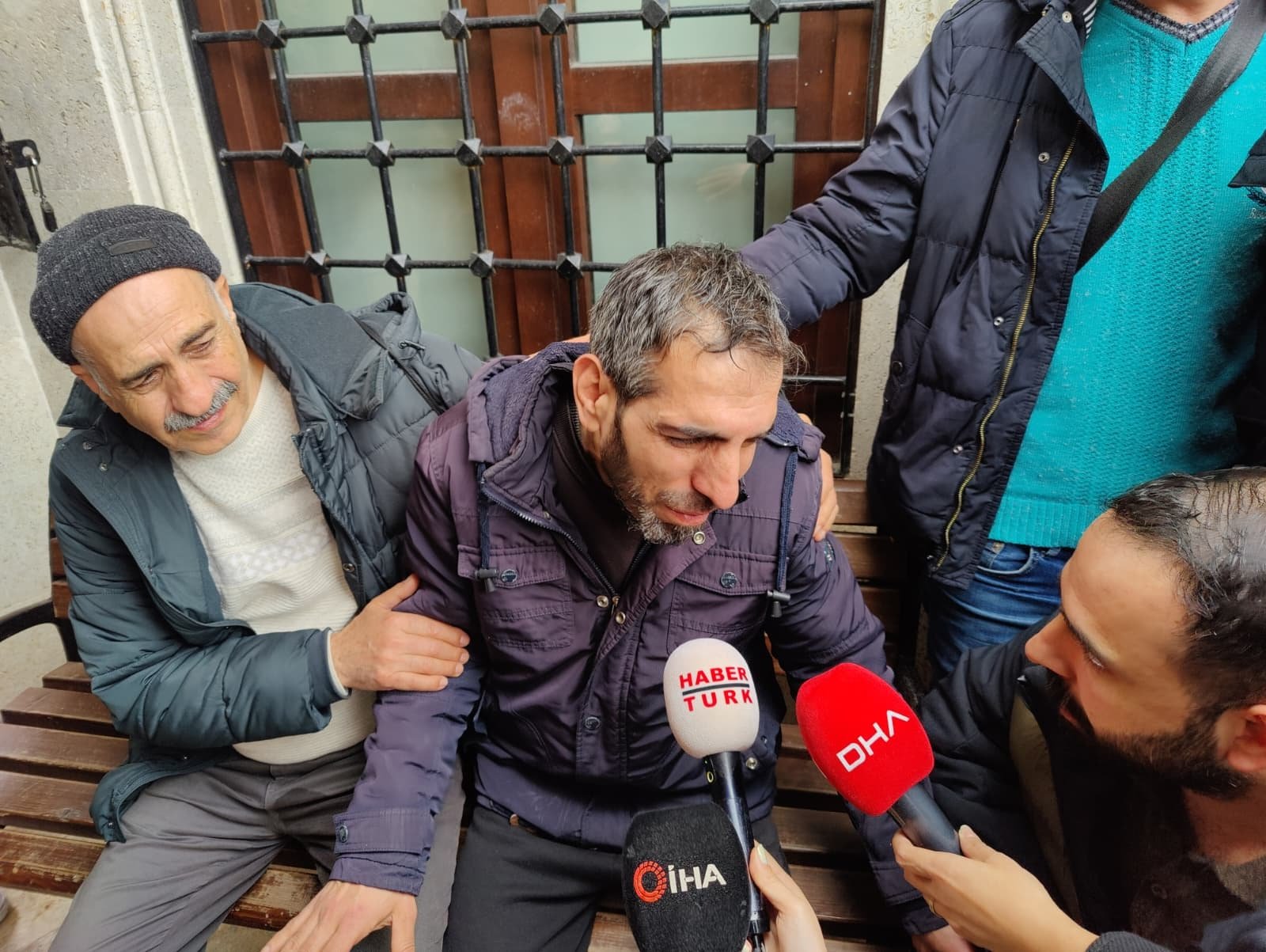 İstanbul - Zeytinburnu'nda beton parçasının isabet ettiği 6 yaşındaki çocuk son yolculuğuna uğurlandı