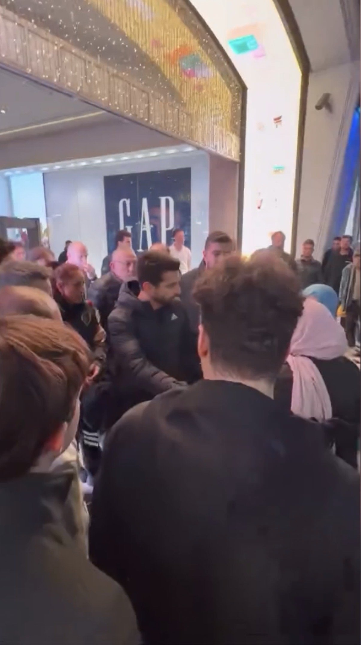İstiklal Caddesi'ndeki AVM'de tekmeli yumruklu kavga; yeğenini teyzesi kurtardı
