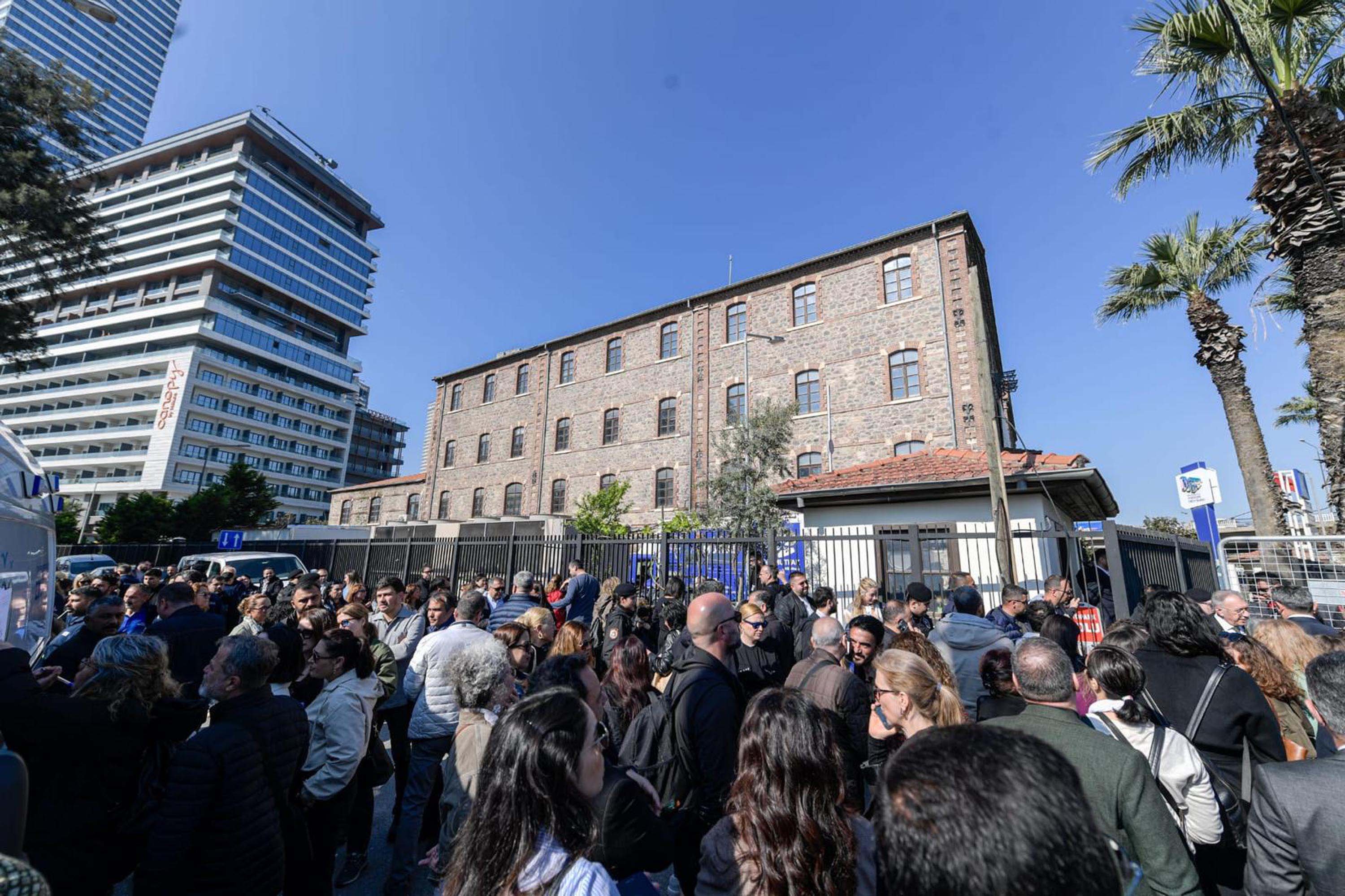 İzmir'de belediyenin Meslek Fabrikası Müdürlüğü olarak kullandığı eski DGM binasında tahliye süreci başladı