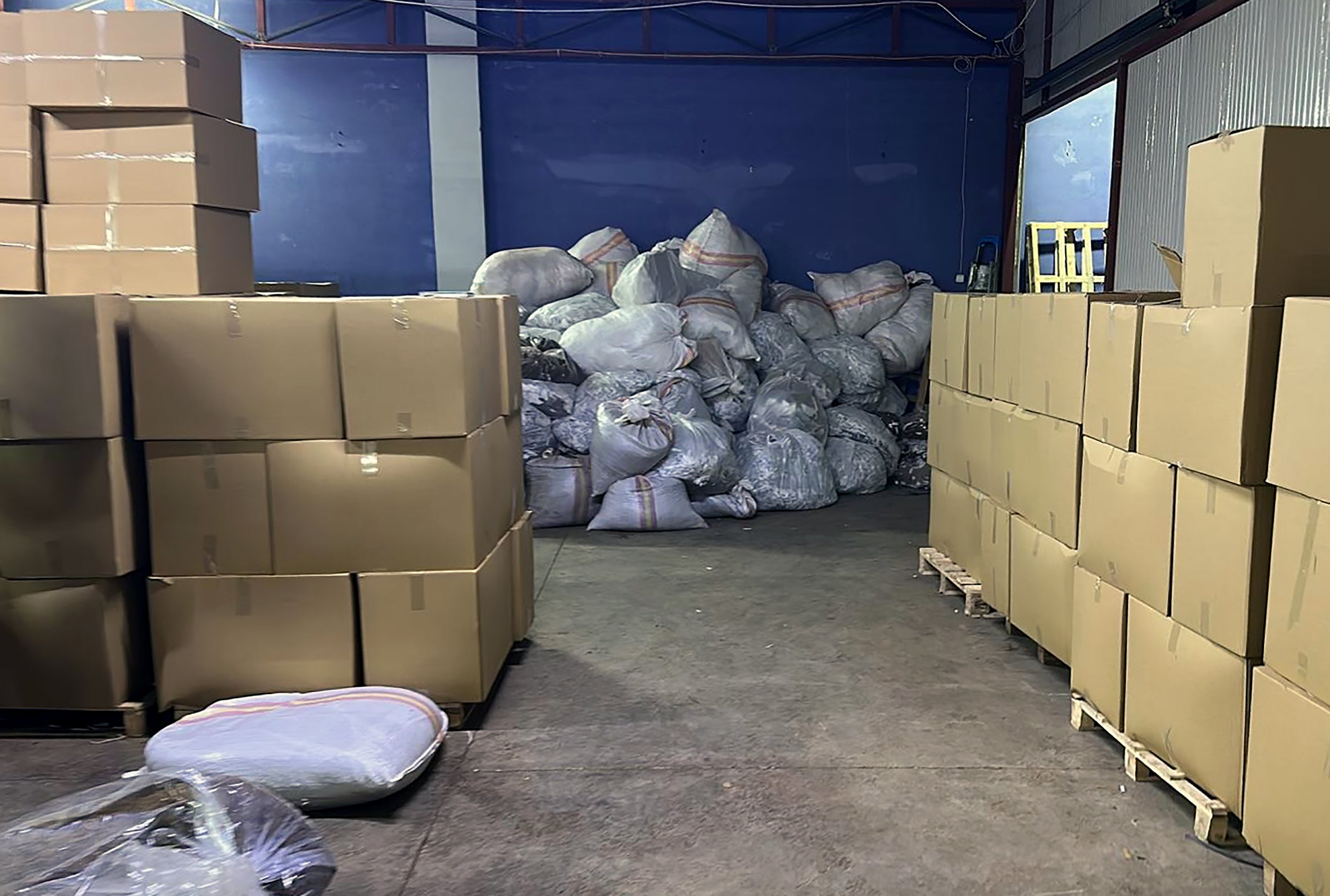 Kaçak sigara üretimi yapan tesise operasyon; 15 gözaltı