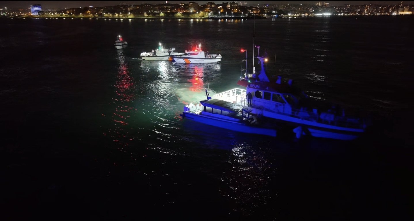Kadıköy'de teknede çıkan yangın söndürüldü