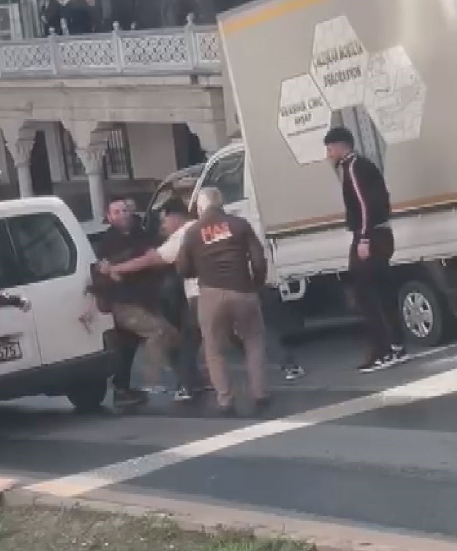 Kağıthane'de iki sürücünün bıçaklı yol verme kavgası kamerada