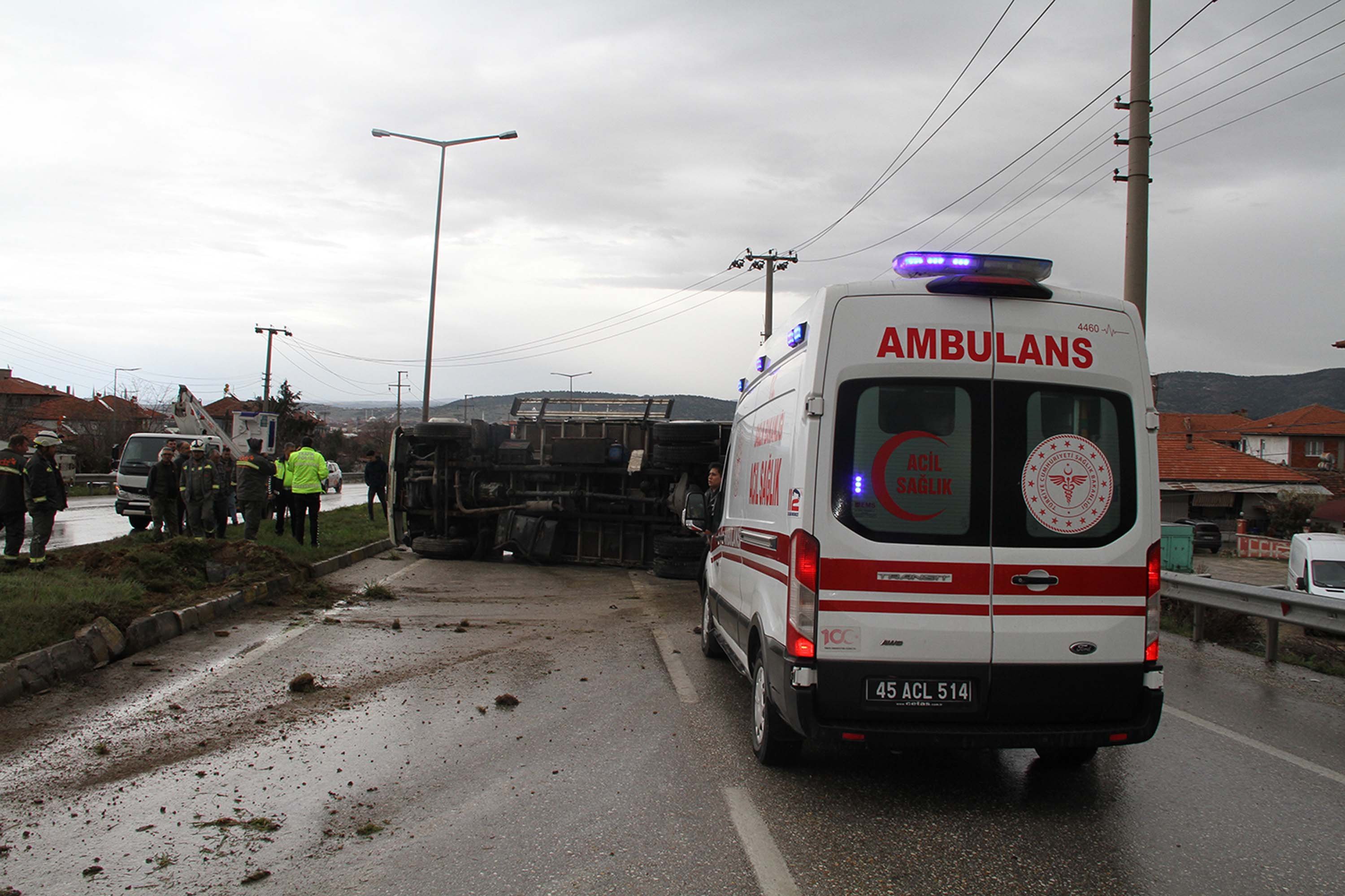 Kamyon, yağmur nedeniyle kayganlaşan yolda devrildi; kaza kamerada