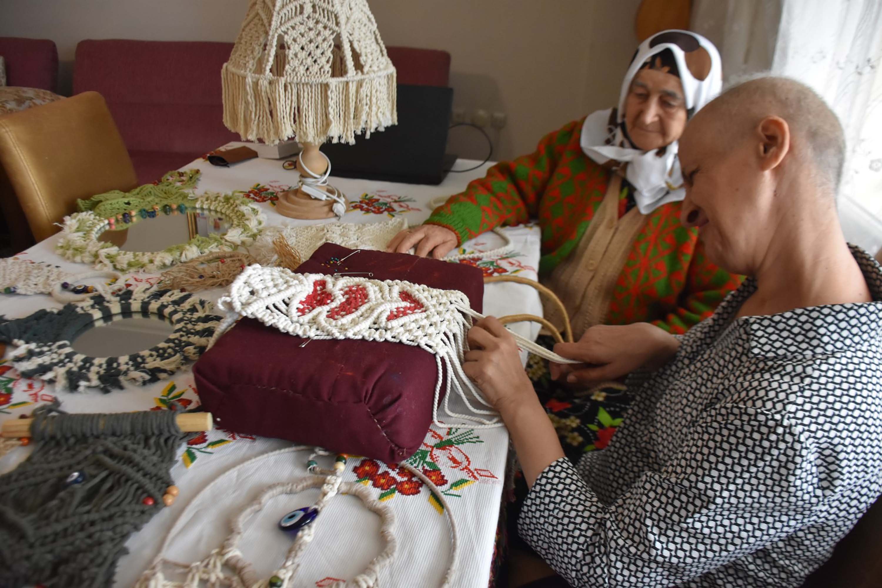 Kanserle mücadele eden serebral palsili Nevim, şiirle hayata tutundu