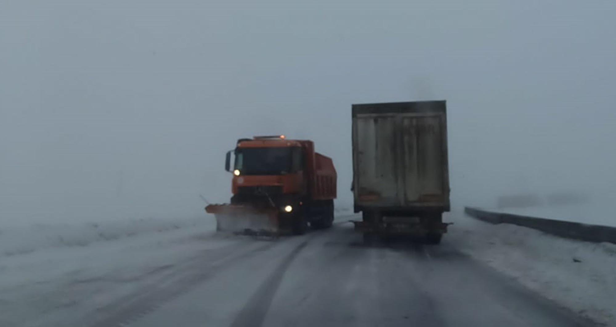 Kar yağışı ve buzlanma nedeniyle 2 bin 550 rakımlı Ilgar Dağı Geçidi'nde ulaşım aksadı